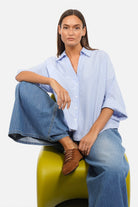 GADY Hemdbluse aus weich fließendem Material mit Hemdkragen, V-Ausschnitt und Knopfleiste