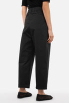 Moderne GINIA Barrel-Chino-Hose aus leichtem Baumwollstoff mit elastischem Bund und Bundfalten