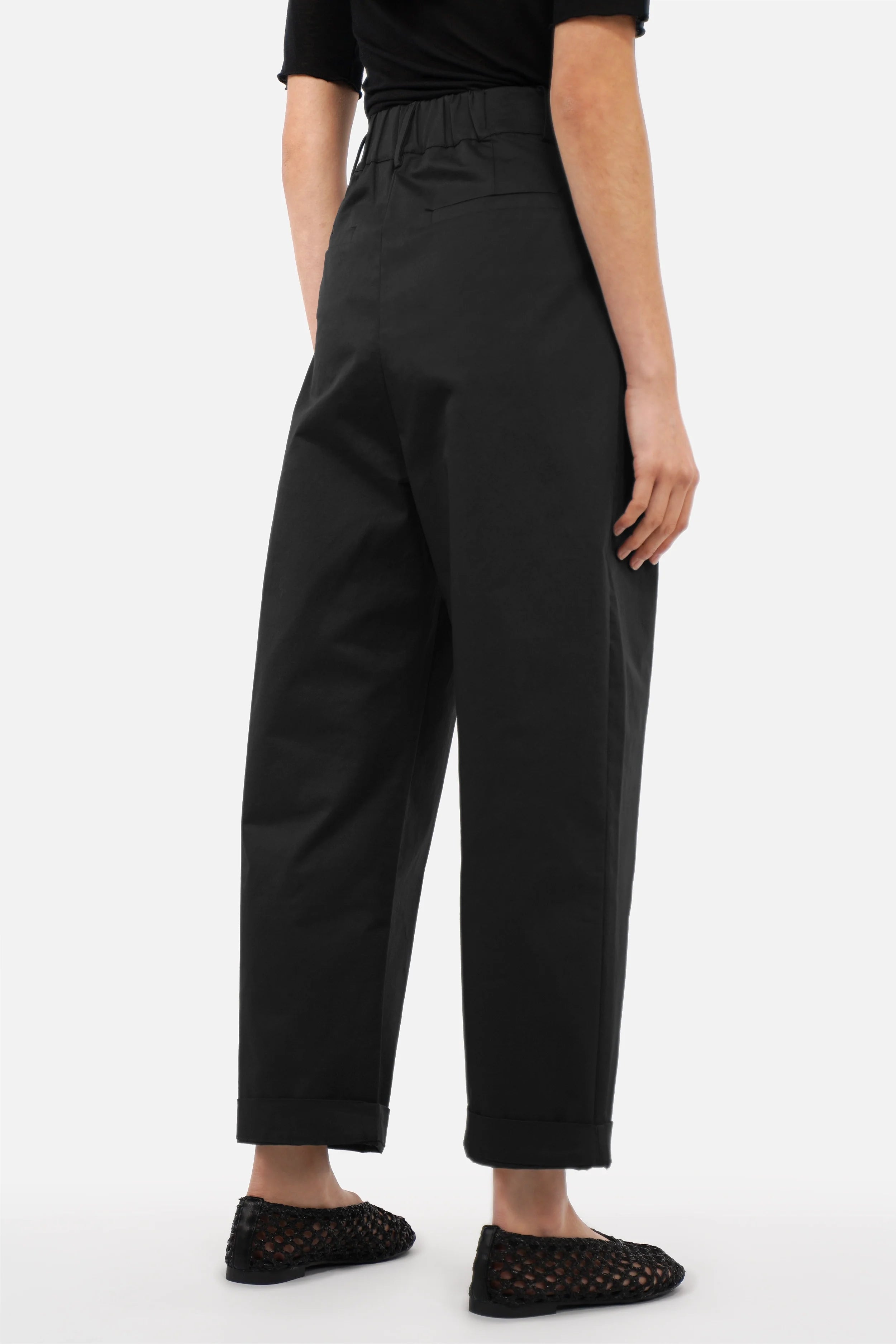 Moderne GINIA Barrel-Chino-Hose aus leichtem Baumwollstoff mit elastischem Bund und Bundfalten