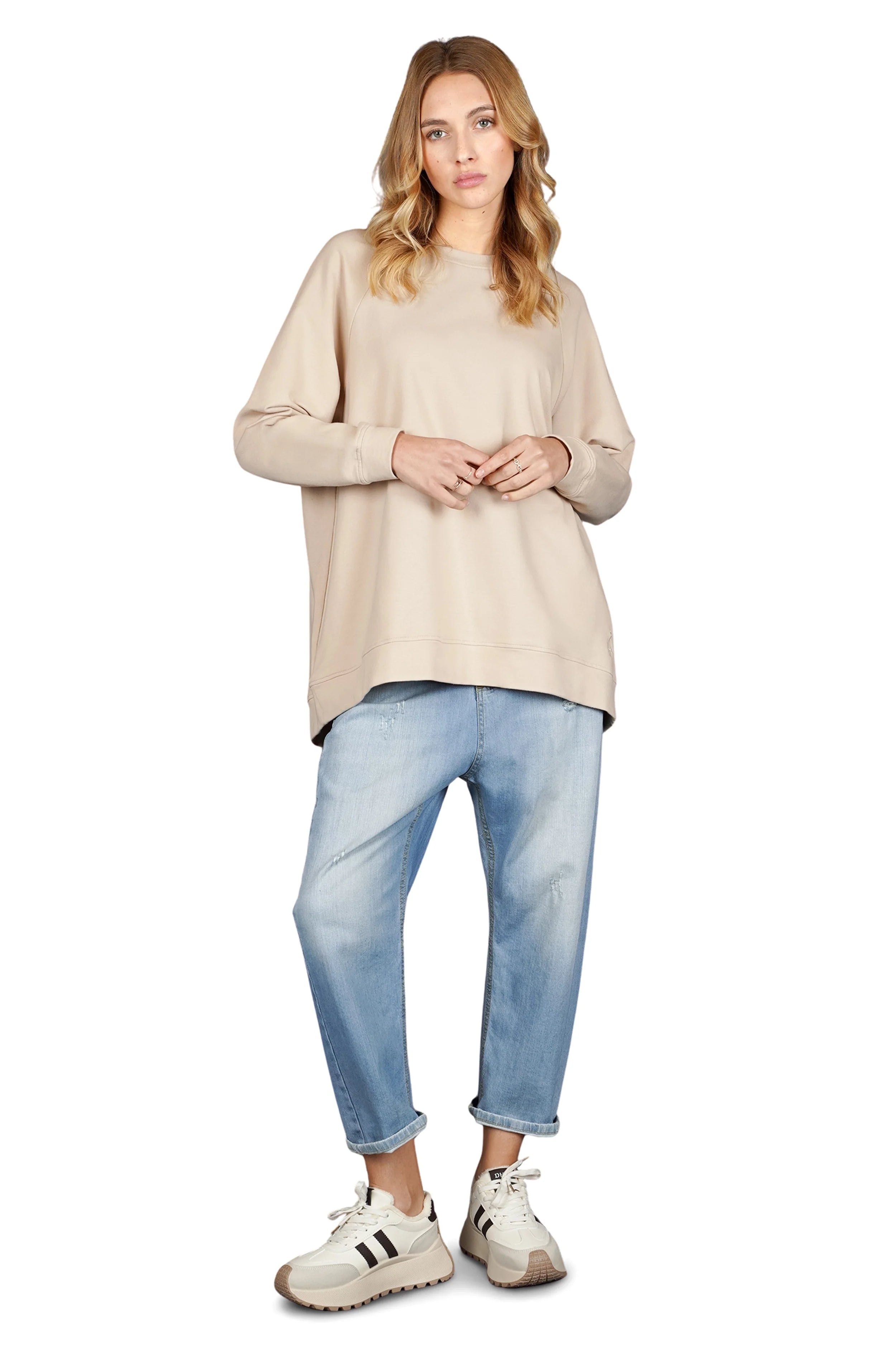 Beiger GRACEY.K Sweater mit Oversize-Silhouette, Rundhalsausschnitt und A-Linie, lässiger Longsweater aus weichem, leichtem Material.