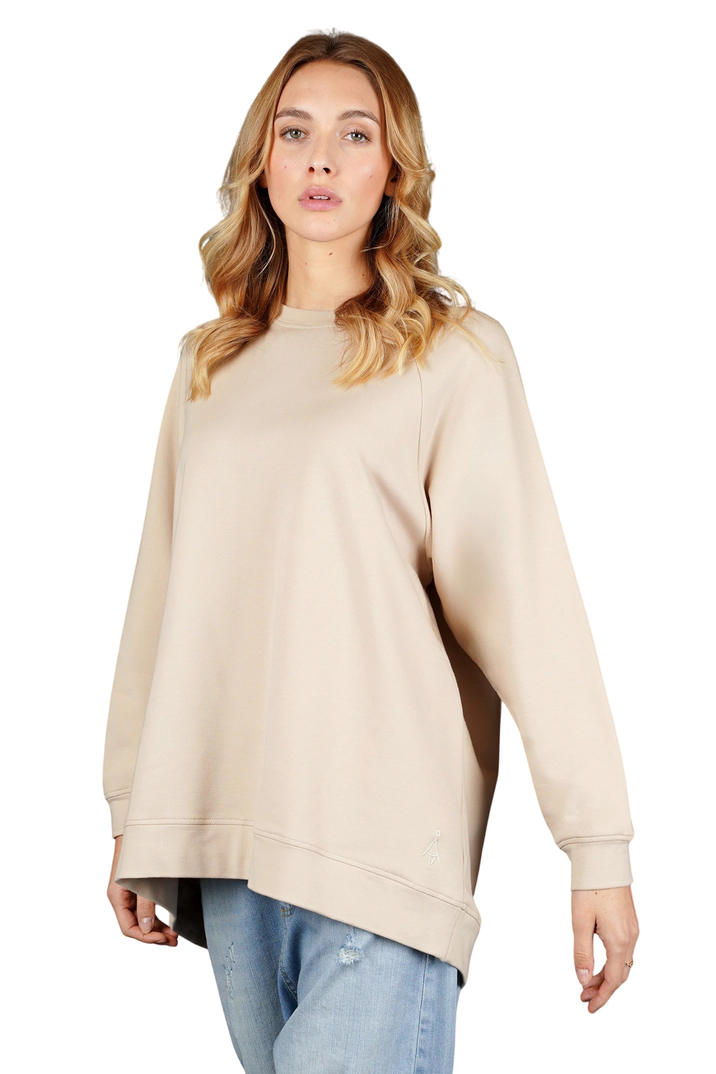 Beiger GRACEY.K Sweater in Oversize-Passform mit Rundhalsausschnitt und Ton-in-Ton Logo-Stickerei, lässiger Longsweater aus weichem, leichtem Stoff.