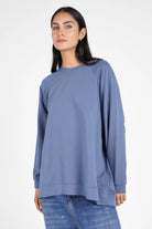 Damen lässiger GRACEY.K Sweater in Blau mit Oversize Passform, A-Linie und tonaler Logo-Stickerei