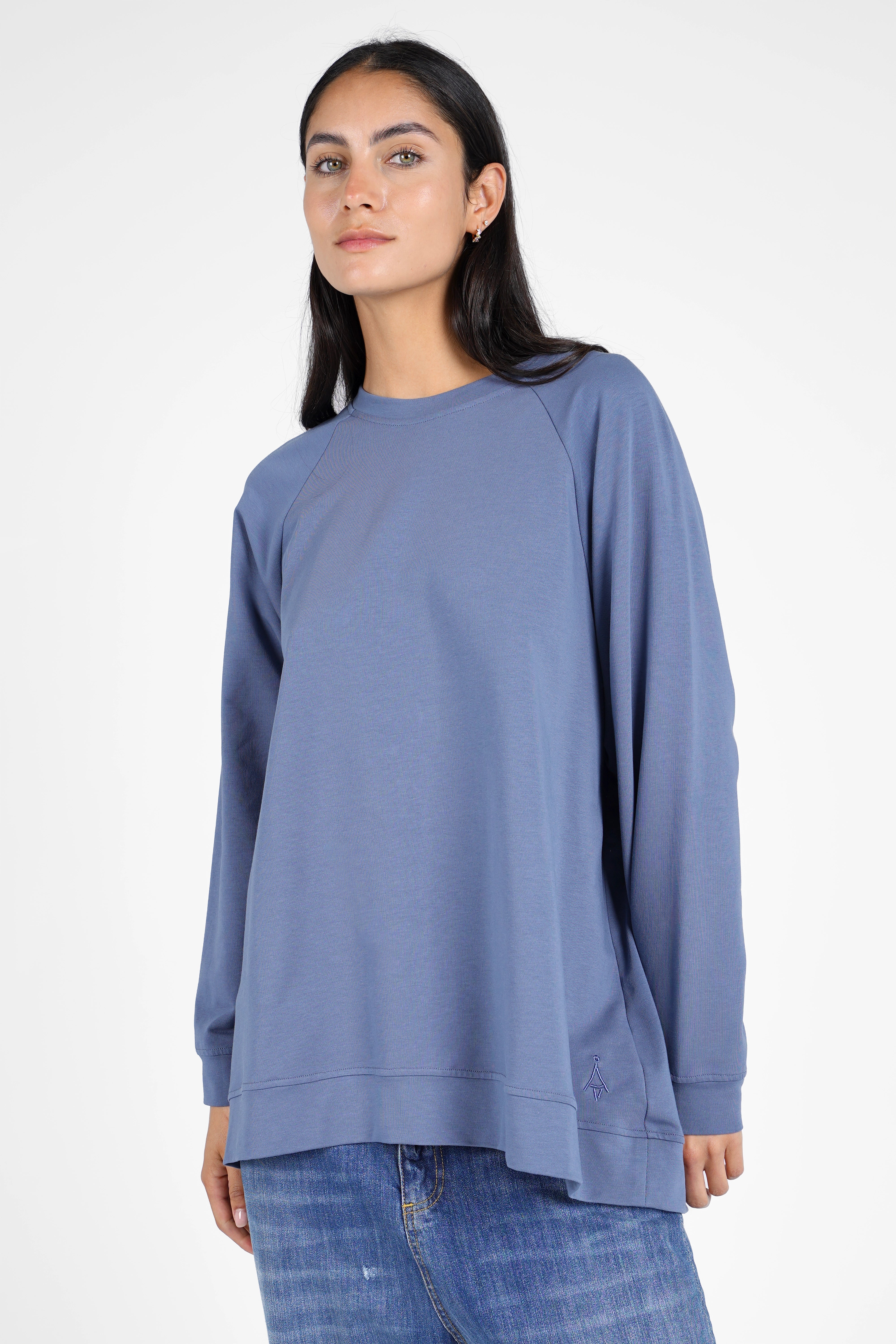 Damen lässiger GRACEY.K Sweater in Blau mit Oversize Passform, A-Linie und tonaler Logo-Stickerei