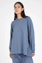 Lässiger GRACEY.K Sweater in A-Linie mit Raglanärmeln und tonaler Logo-Stickerei, oversized und hinten länger geschnitten.