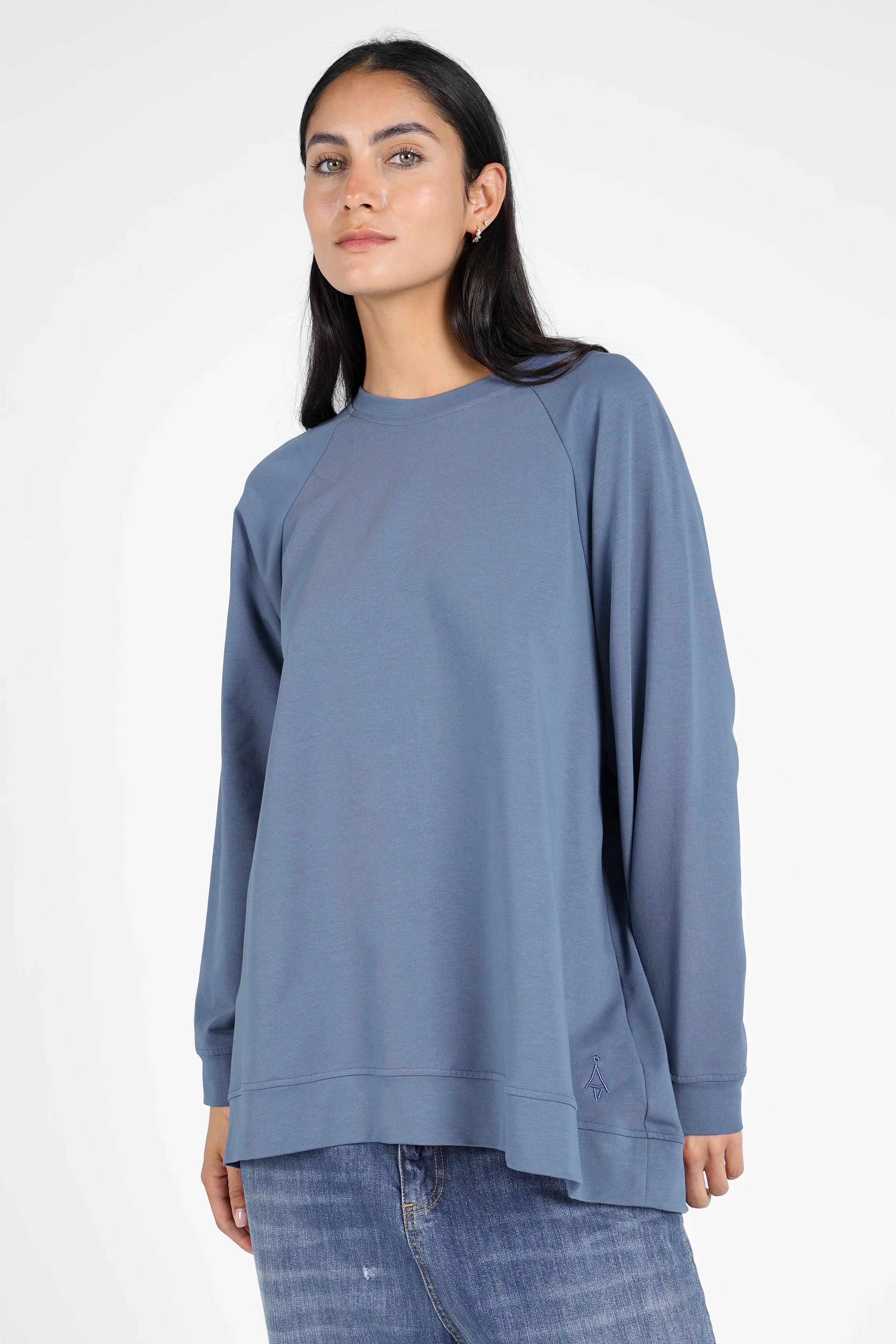 Lässiger GRACEY.K Sweater in A-Linie mit Raglanärmeln und tonaler Logo-Stickerei, oversized und hinten länger geschnitten.