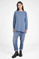 Damen lässiger GRACEY.K Sweater in A-Linie mit Raglanärmeln und tonaler Logo-Stickerei, oversize Passform, hinten länger geschnitten