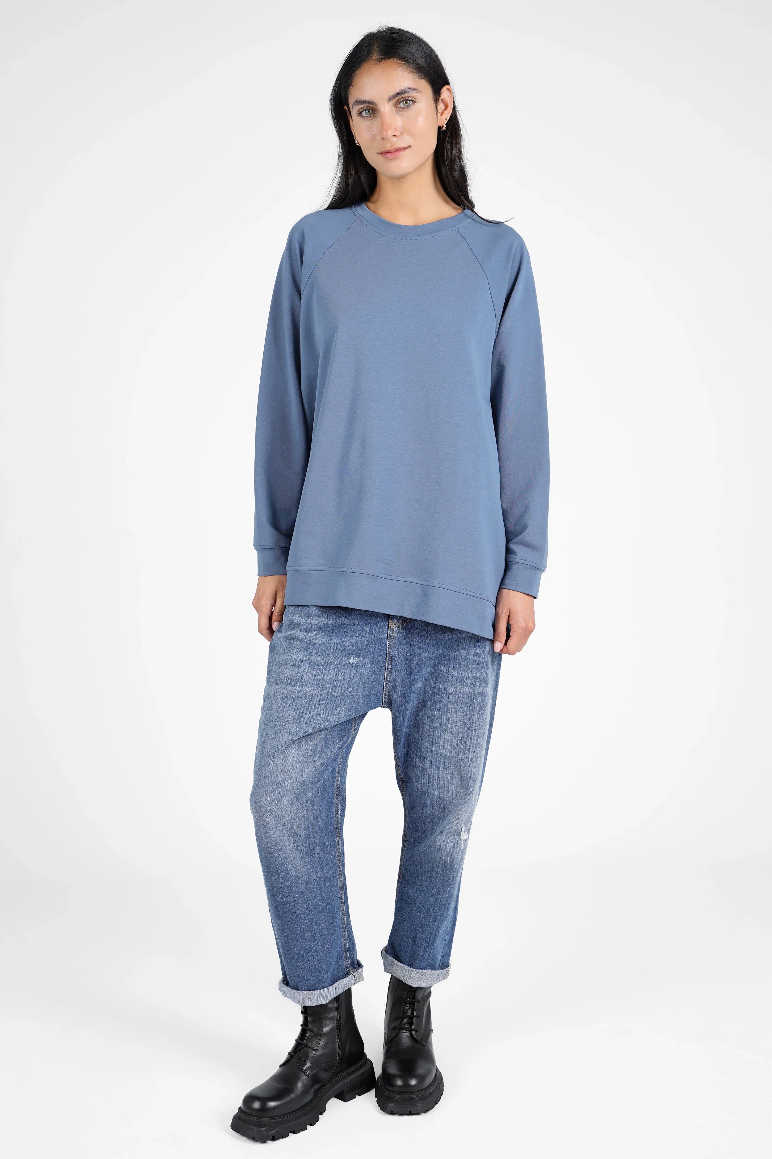 Damen lässiger GRACEY.K Sweater in A-Linie mit Raglanärmeln und tonaler Logo-Stickerei, oversize Passform, hinten länger geschnitten