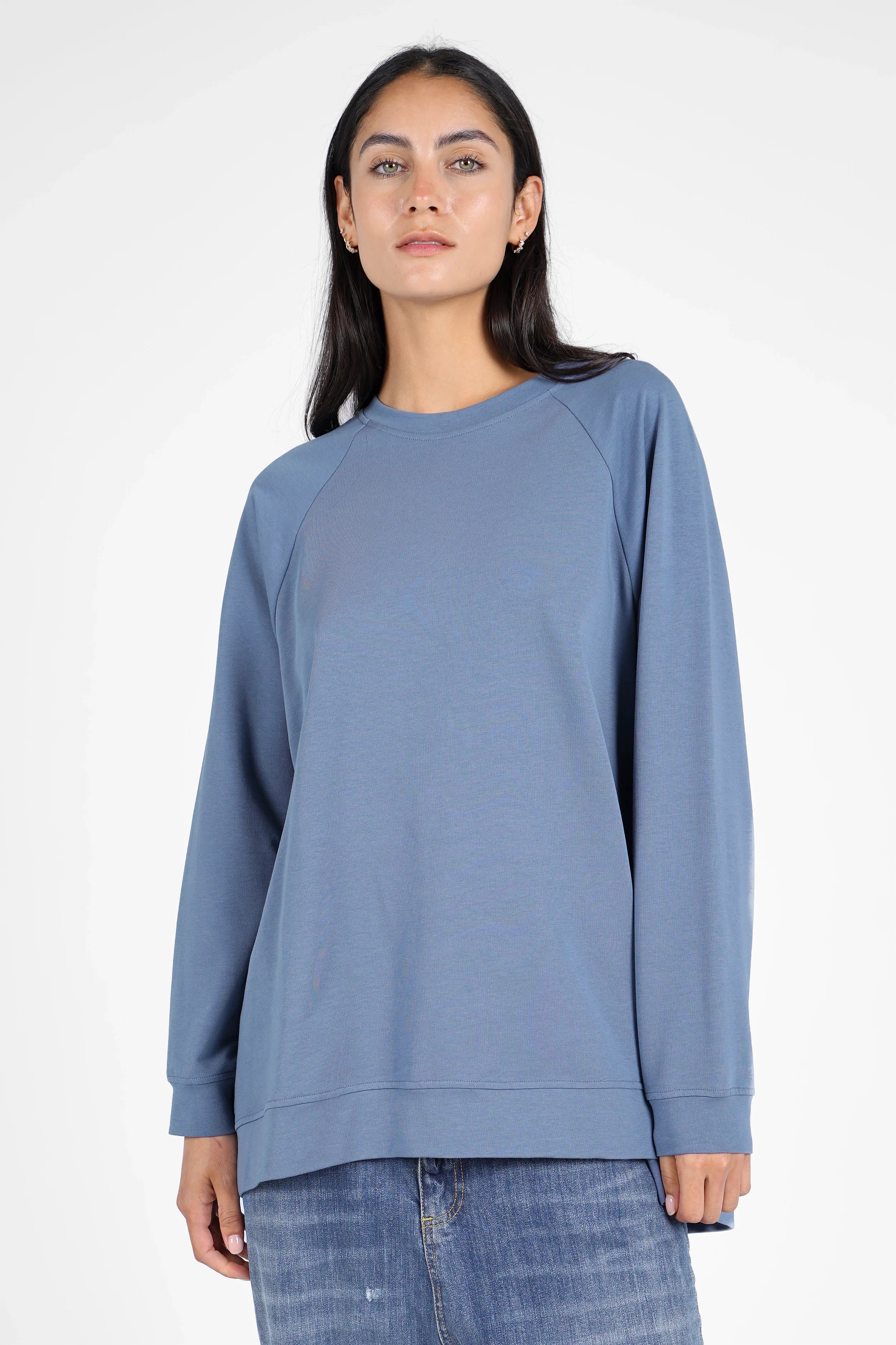 GRACEY.K Sweater in A-Linie mit Raglanärmeln und tonaler Logo-Stickerei, legerer Oversize-Schnitt, hinten länger geschnittener Saum