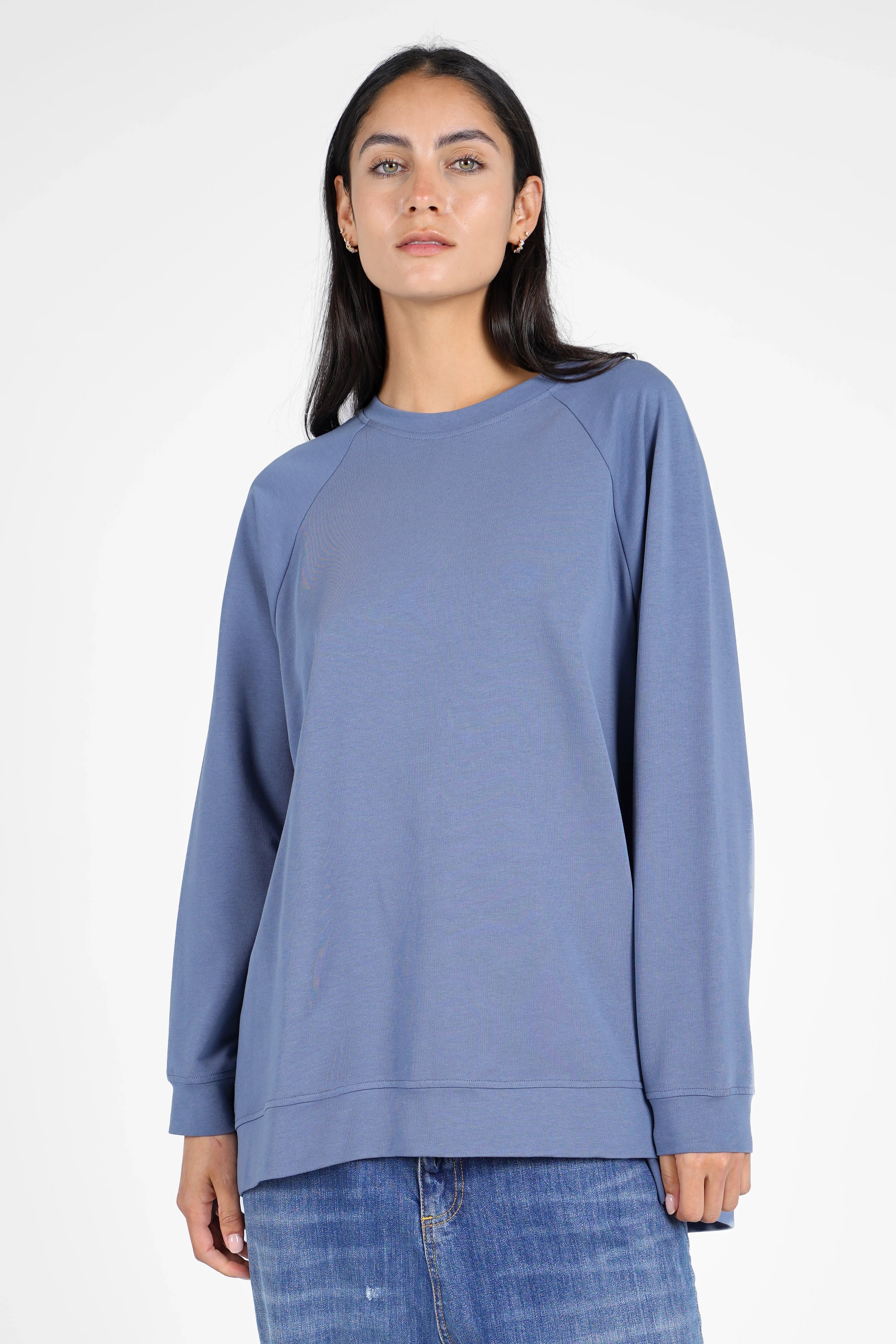 Damen trägt lässigen GRACEY.K Sweater in A-Linie mit Rundhalsausschnitt und tonaler Logo-Stickerei in Blau