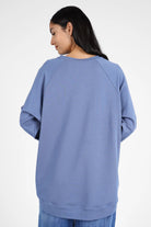 Damen GRACEY.K Sweater in lässiger Oversize Passform mit A-Linie und tonaler Logo-Stickerei, hinten länger geschnitten, weich und bequem