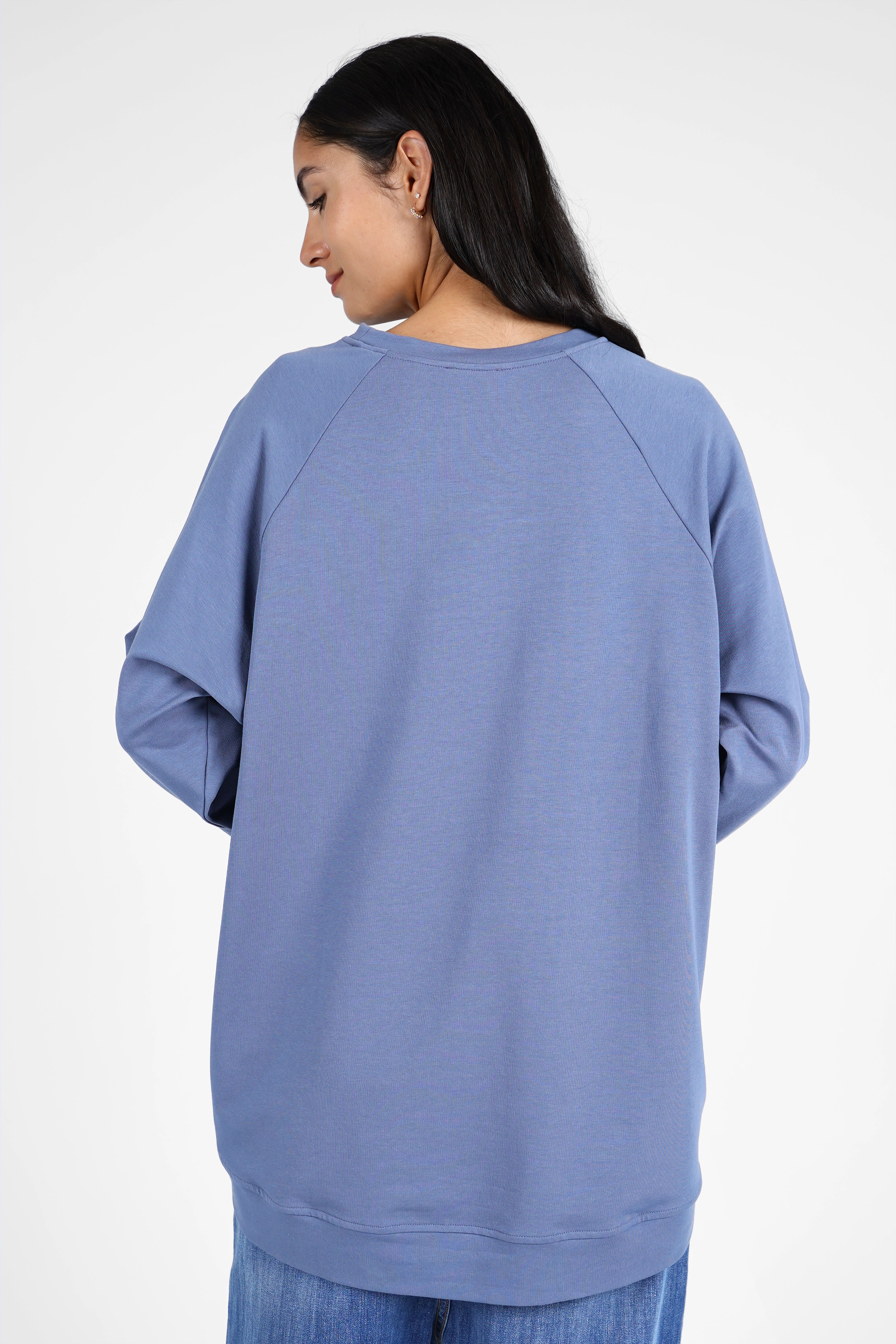 Damen GRACEY.K Sweater in lässiger Oversize Passform mit A-Linie und tonaler Logo-Stickerei, hinten länger geschnitten, weich und bequem