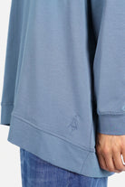 Lässiger GRACEY.K Sweater mit A-Linie, Raglanärmeln und tonaler Logo-Stickerei, Oversize Passform und abgerundetem Saum.
