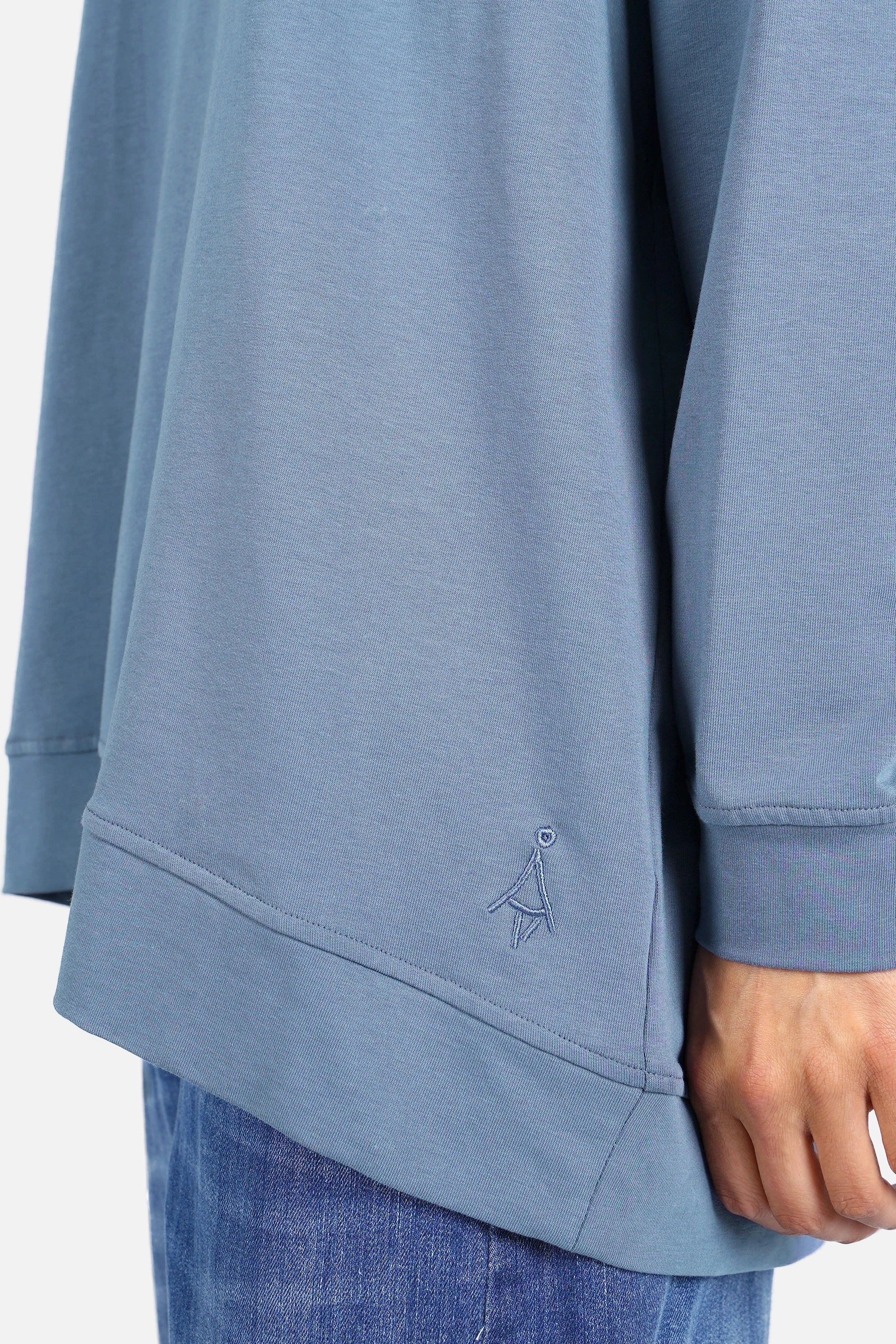 Lässiger GRACEY.K Sweater mit A-Linie, Raglanärmeln und tonaler Logo-Stickerei, Oversize Passform und abgerundetem Saum.