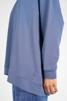 Lässiger GRACEY.K Sweater in A-Linie mit tonaler Logo-Stickerei und längerem Rückensaum