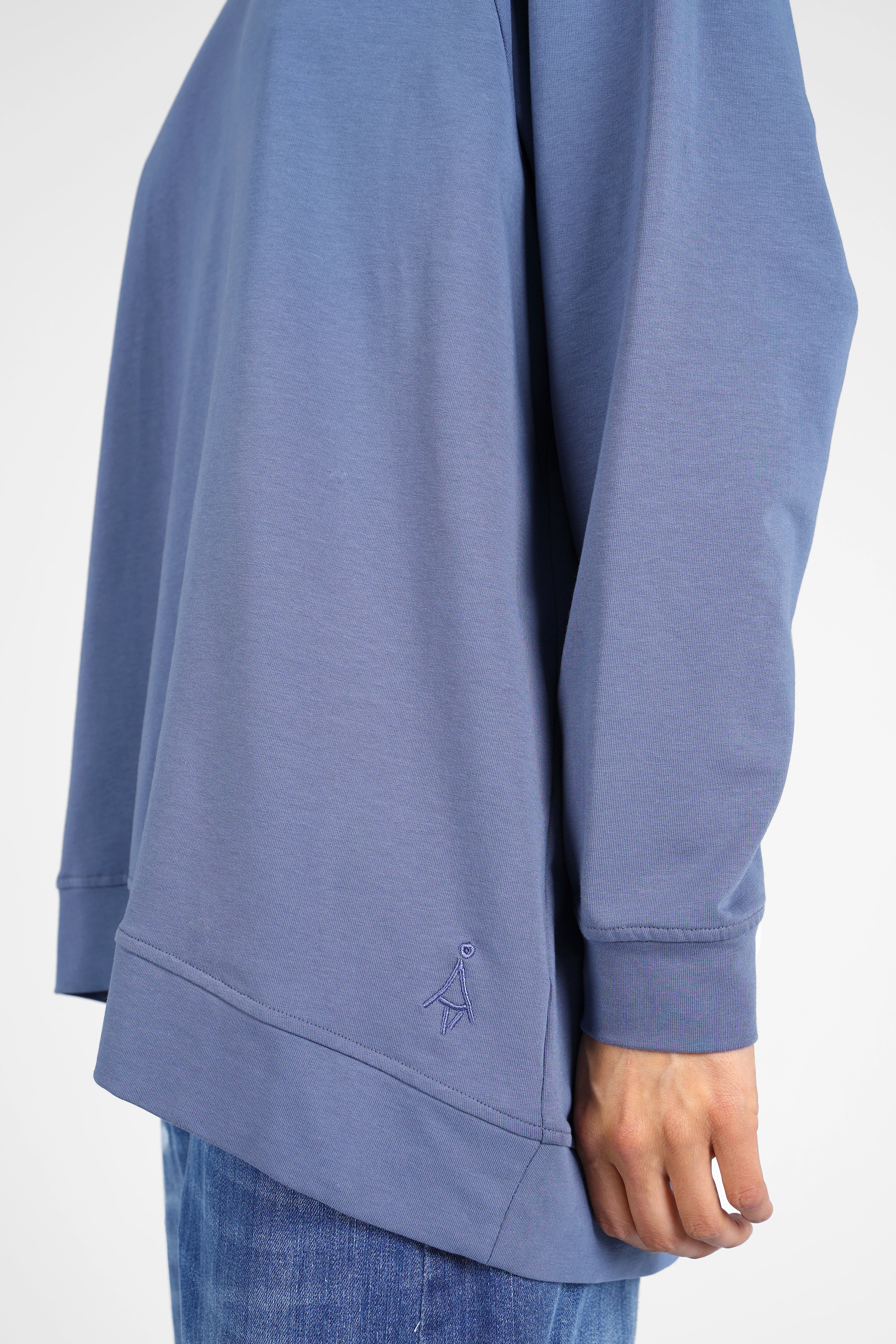 Lässiger GRACEY.K Sweater in A-Linie mit tonaler Logo-Stickerei und längerem Rückensaum