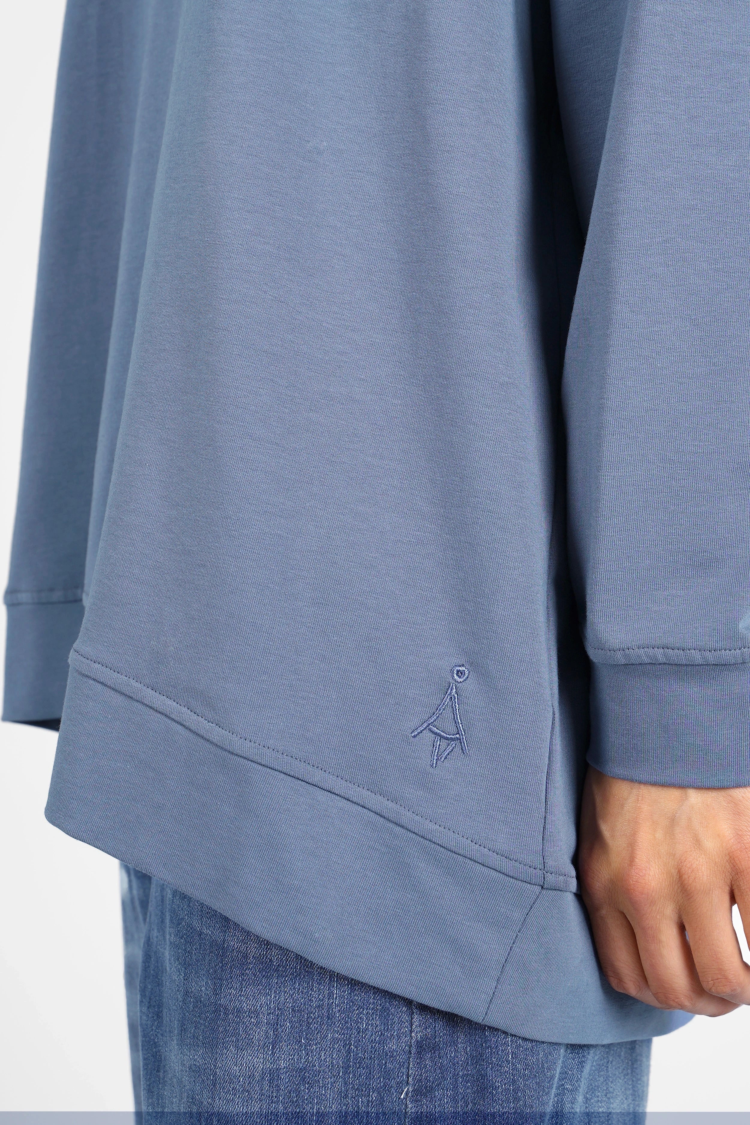 Lässiger blauer GRACEY.K Sweater mit A-Linie, Raglanärmeln und tonaler Logo-Stickerei