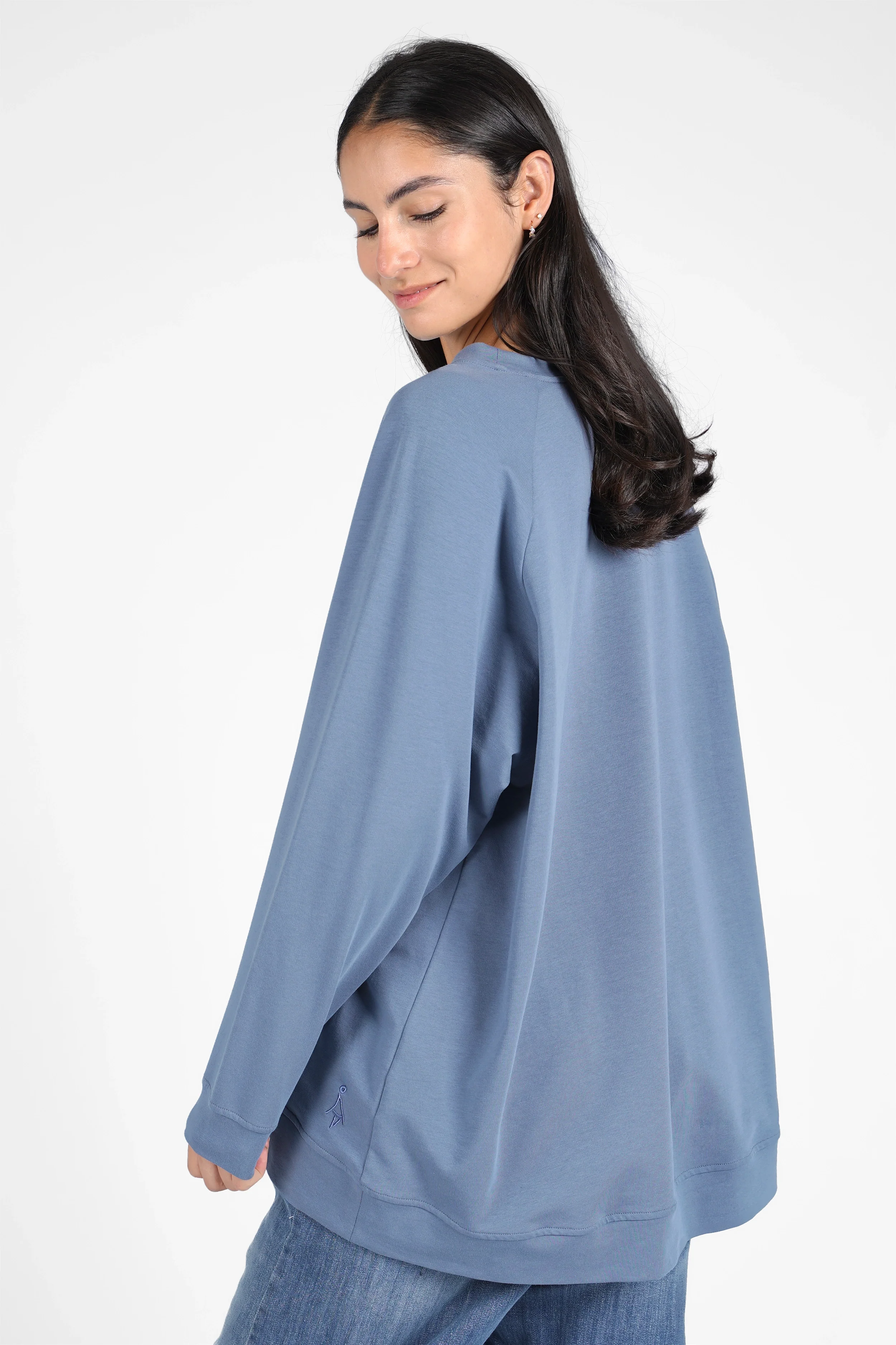 GRACEY.K Sweater in Blau mit Oversize-Passform, Raglanärmeln und tonaler Logo-Stickerei
