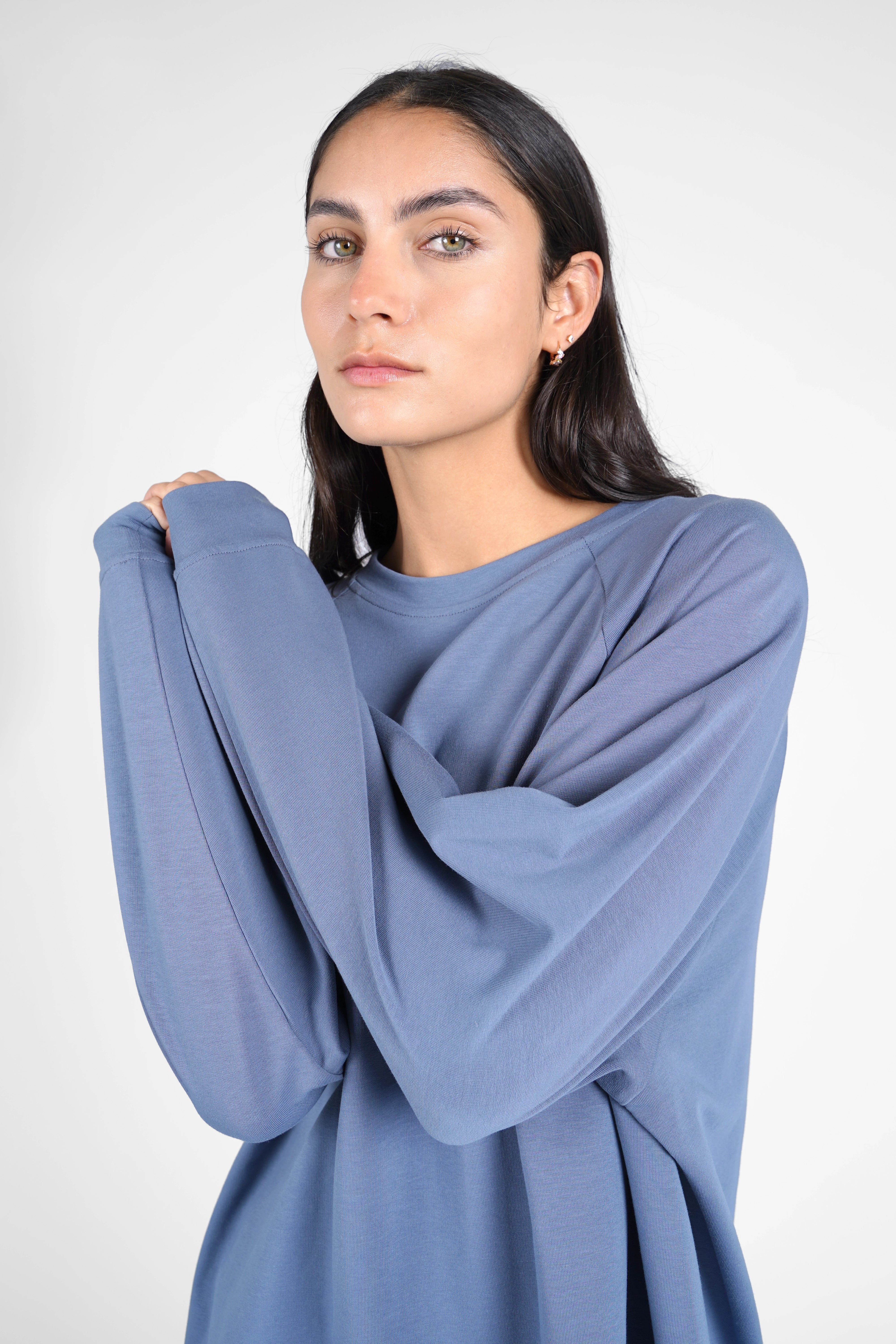 Lässiger GRACEY.K Sweater in Oversize mit A-Linie und tonaler Logo-Stickerei, weich und bequem.