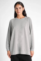 Grauer GRACEY.K Sweater mit Rundhalsausschnitt, oversized Passform und A-Linien-Schnitt, leichter Stoff mit tonaler Logo-Stickerei.