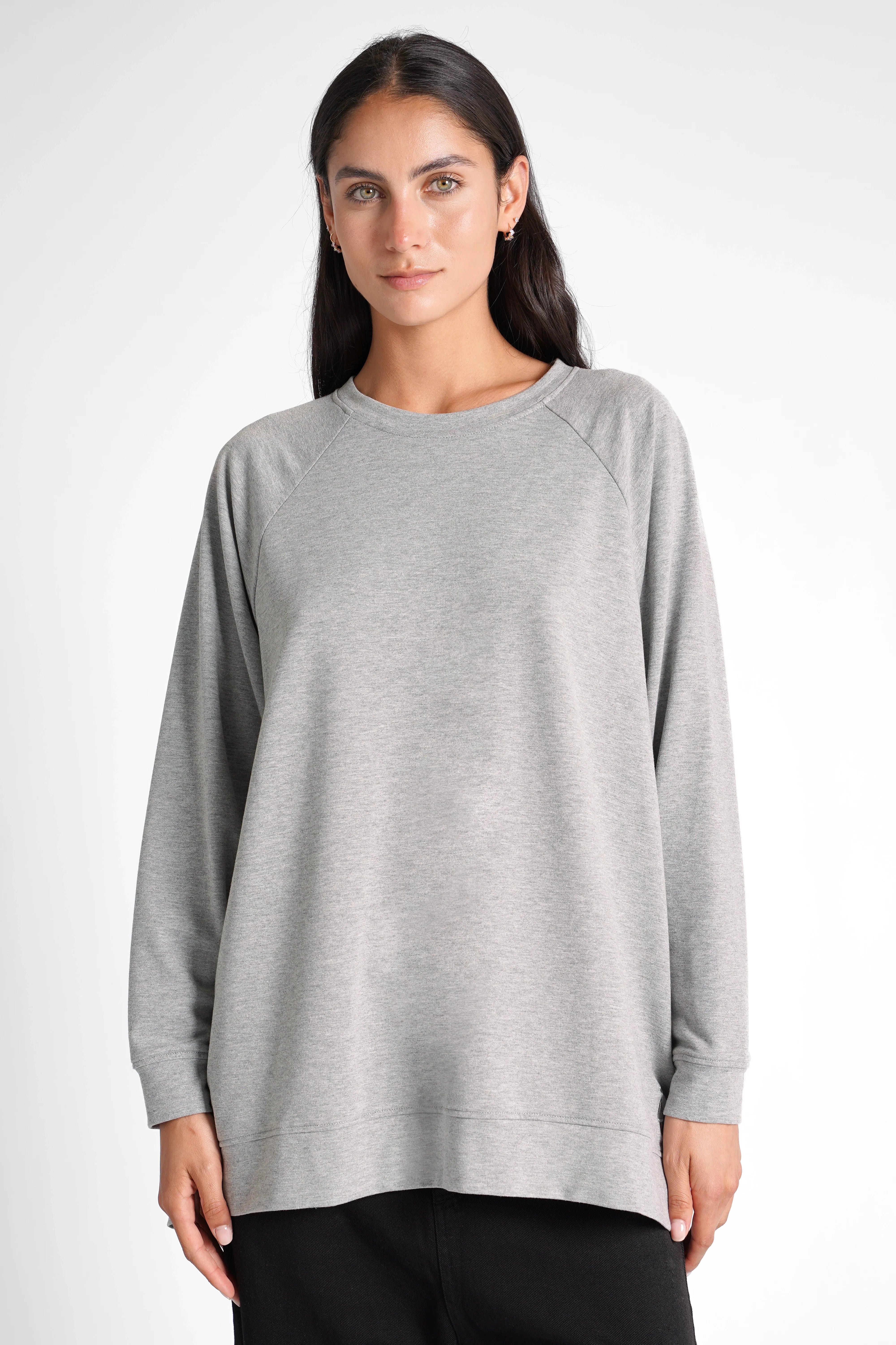 Grauer GRACEY.K Sweater mit Rundhalsausschnitt, oversized Passform und A-Linien-Schnitt, leichter Stoff mit tonaler Logo-Stickerei.