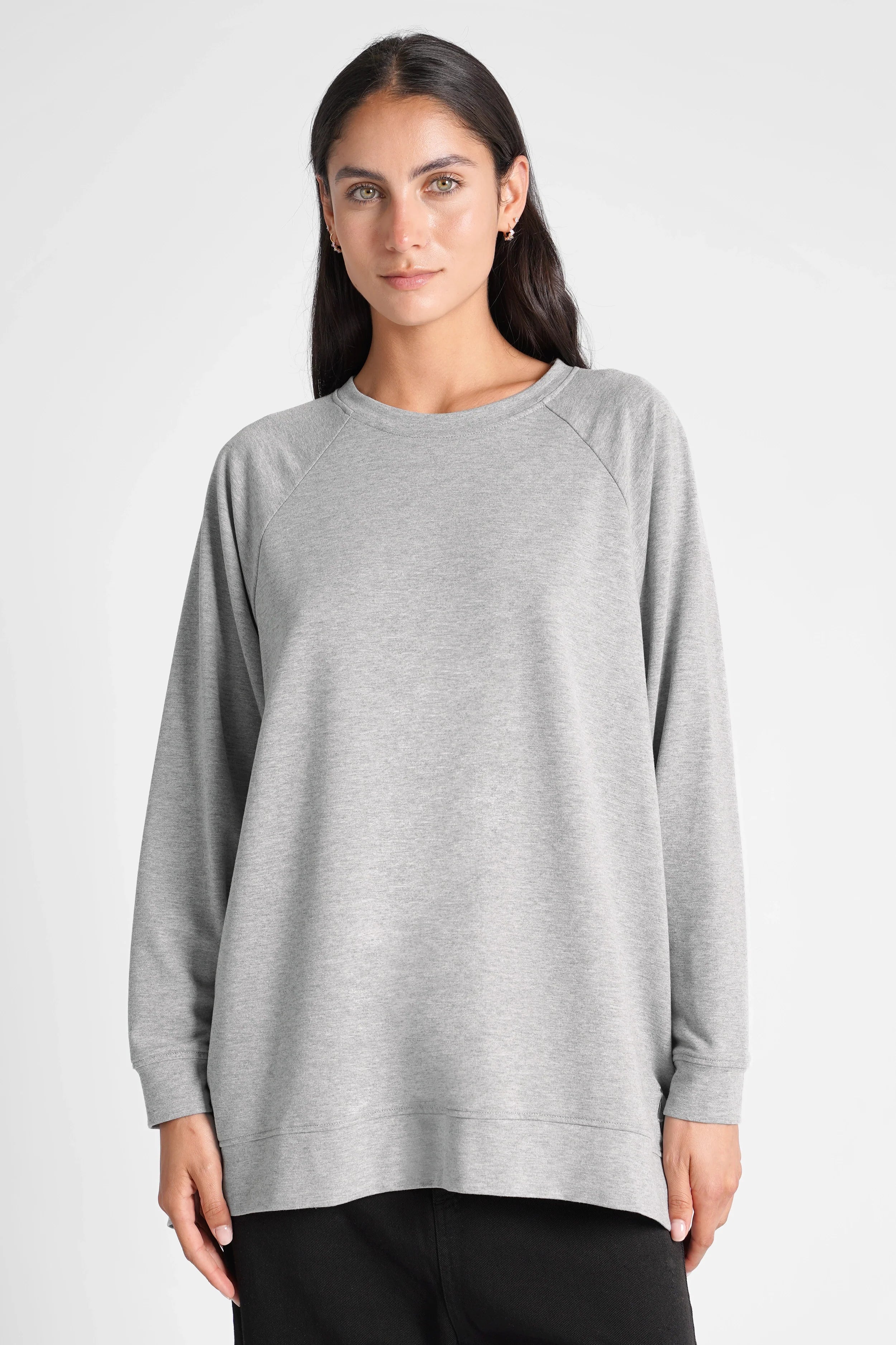 Grauer GRACEY.K Sweater mit A-Linie, Raglanärmeln und tonaler Logo-Stickerei, oversize Passform.