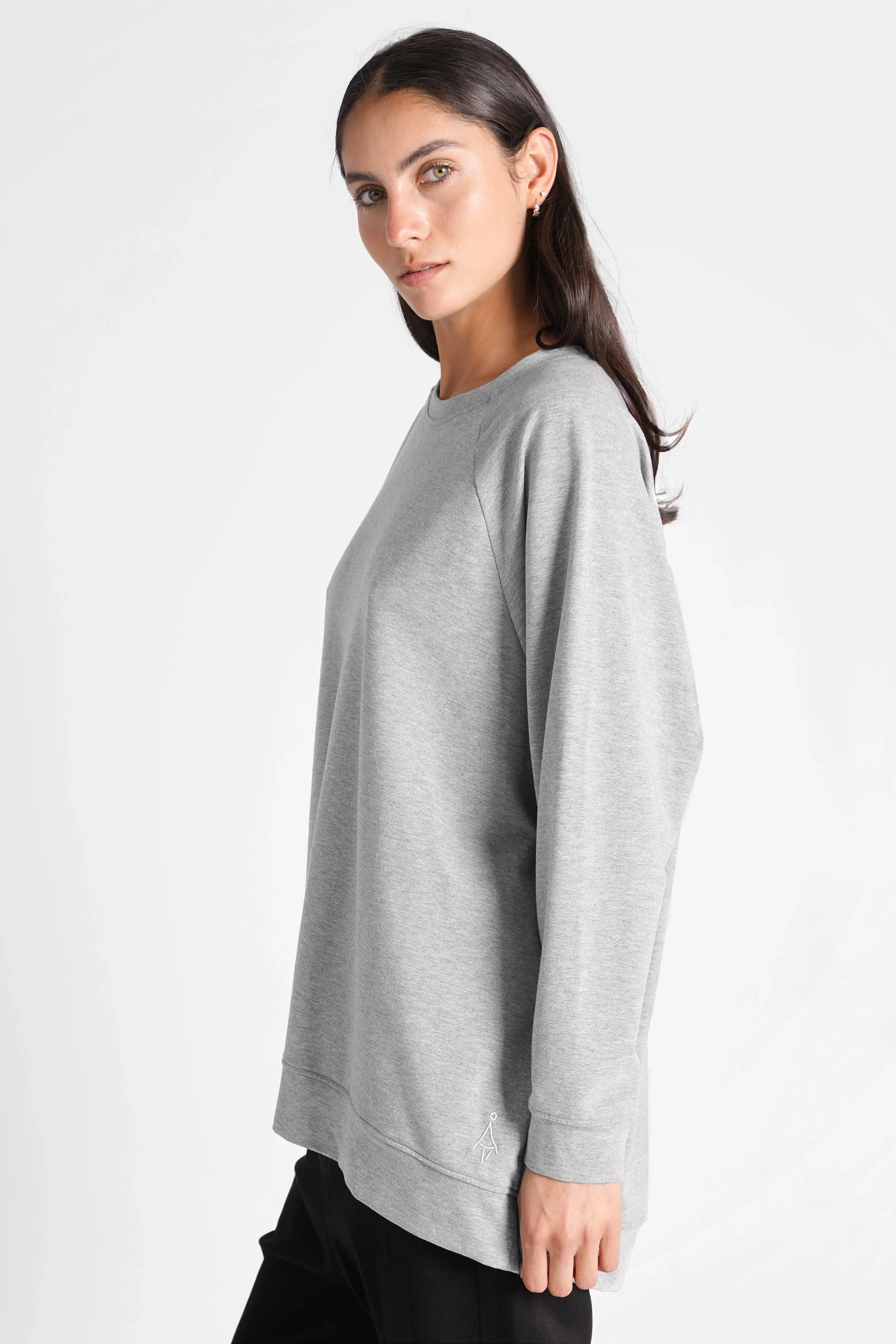 grauer GRACEY.K Sweater mit A-Linie, Raglanärmeln und tonaler Logo-Stickerei