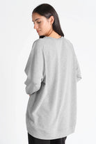 Grauer GRACEY.K Sweater mit A-Linie, Raglanärmeln und tonaler Logo-Stickerei in Oversize-Passform.