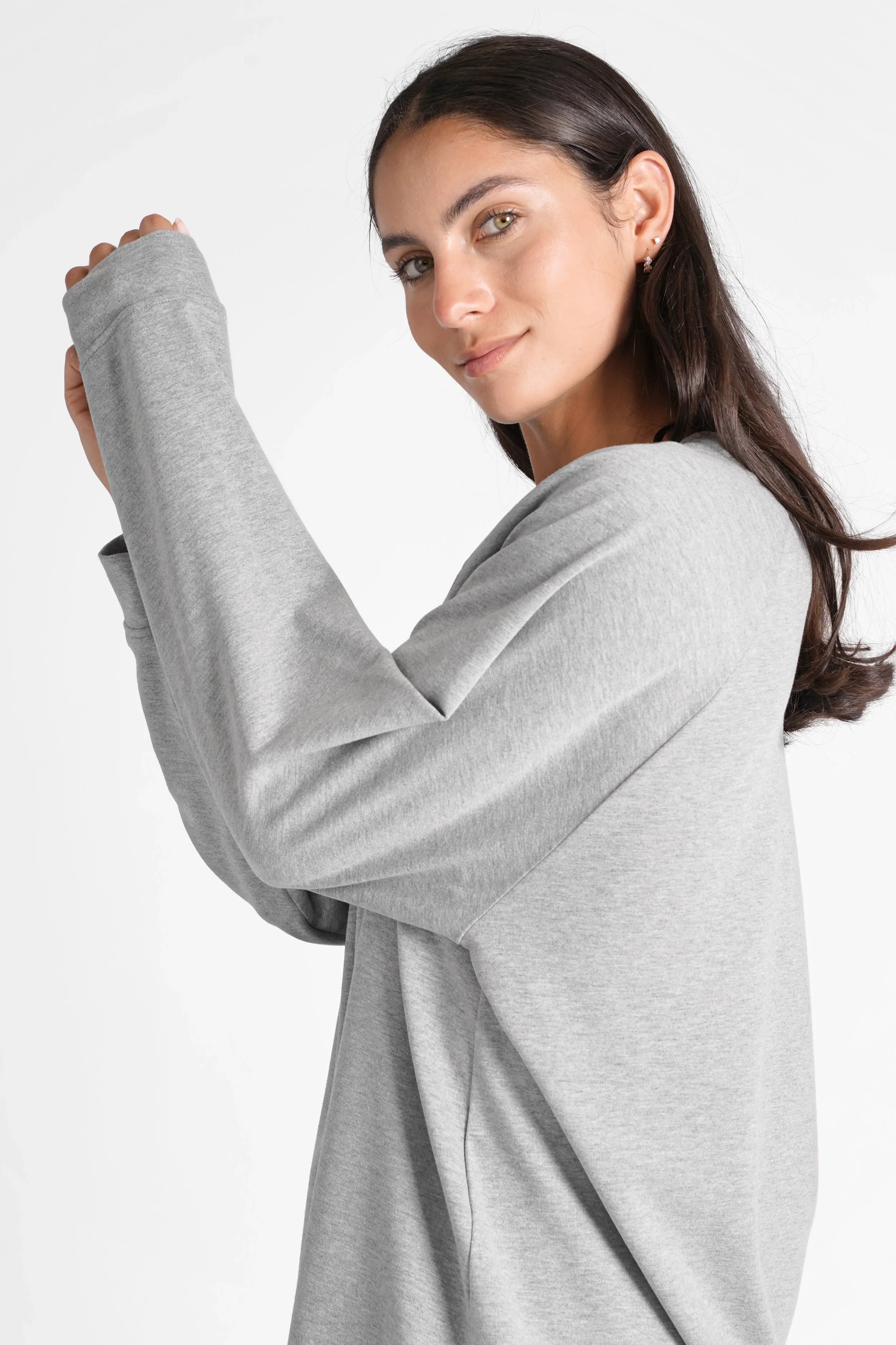 Grauer GRACEY.K Sweater mit Oversize-Passform und tonaler Logo-Stickerei für lässigen Look