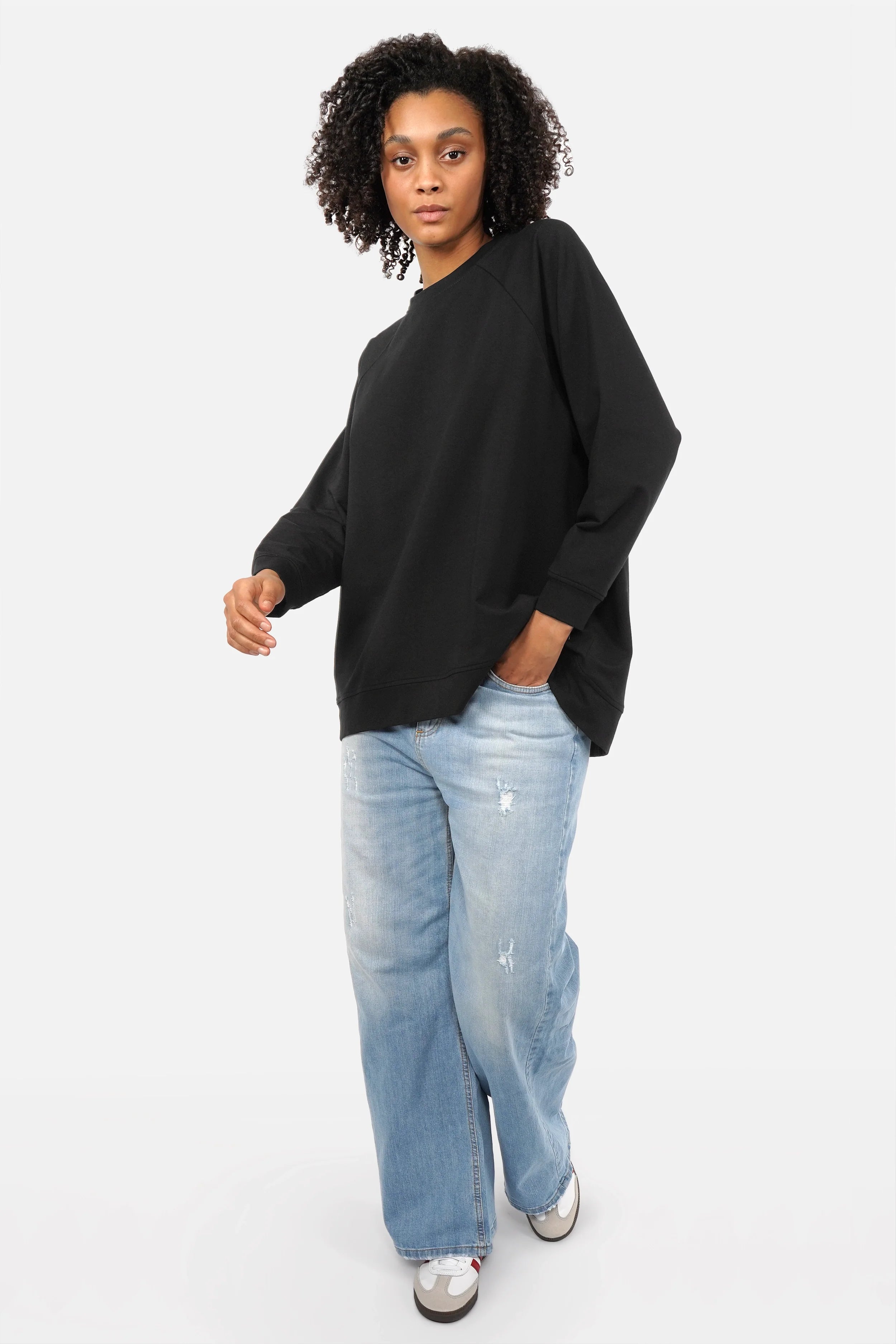 Lässiger GRACEY.K Sweater mit A-Linie, Raglanärmeln und tonaler Logo-Stickerei in Oversize-Passform