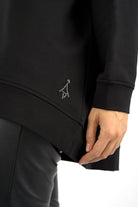 Schwarzer GRACEY.K Sweater mit A-Linie, Oversize-Passform und tonaler Logo-Stickerei am Saum.