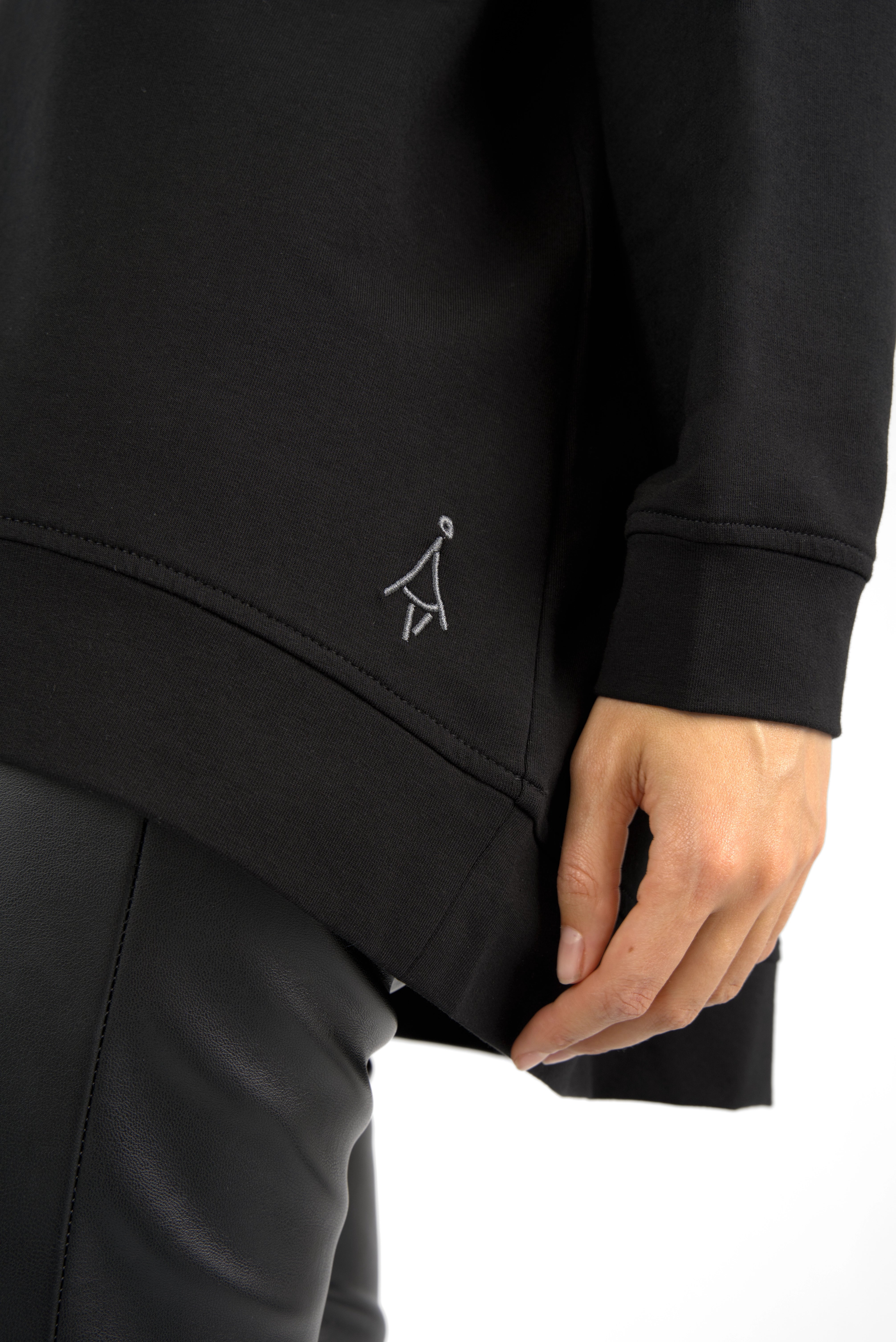 Schwarzer GRACEY.K Sweater mit A-Linie, Oversize-Passform und tonaler Logo-Stickerei am Saum.