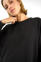 Schwarzer GRACEY.K Sweater mit A-Linie, rundem Ausschnitt und tonaler Logo-Stickerei in Oversize-Passform