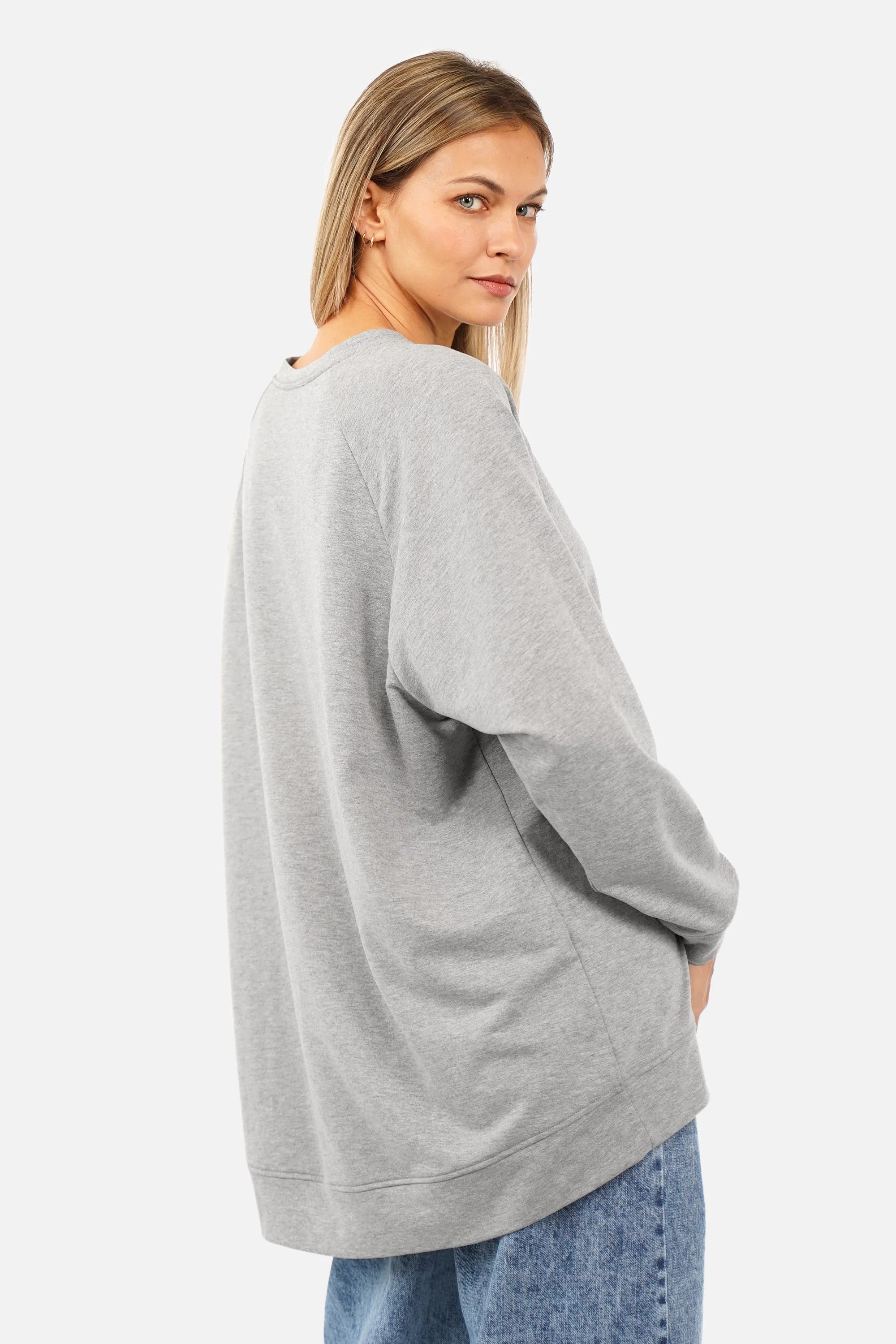 Lässiger Sweater mit A-Linie, Rundhalsausschnitt und tonaler Logo-Stickerei in Oversize-Passform