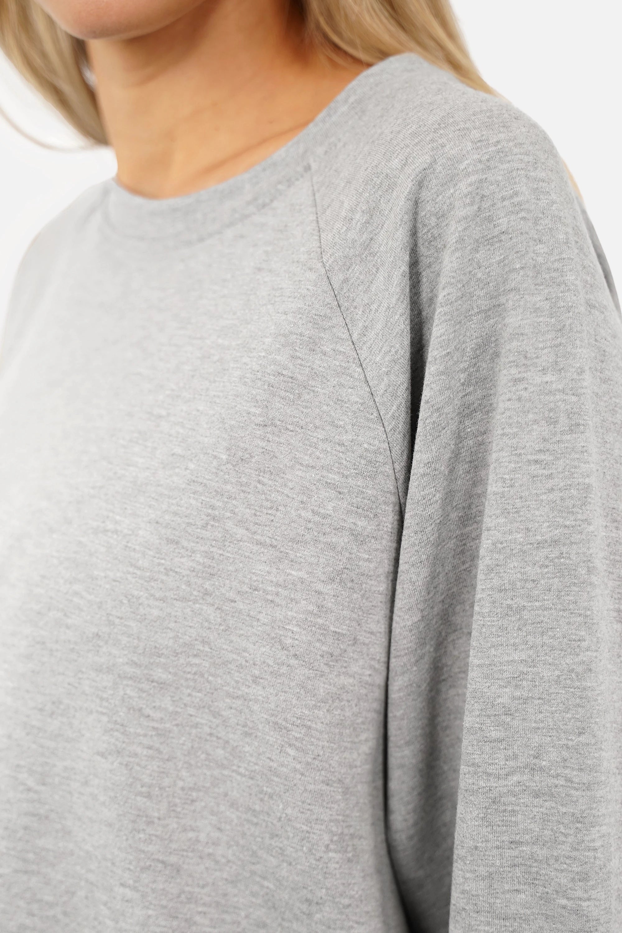 Lässiger Sweater mit A-Linie und tonaler Logo-Stickerei, Raglanärmel, Oversize Passform, abgerundeter Saum