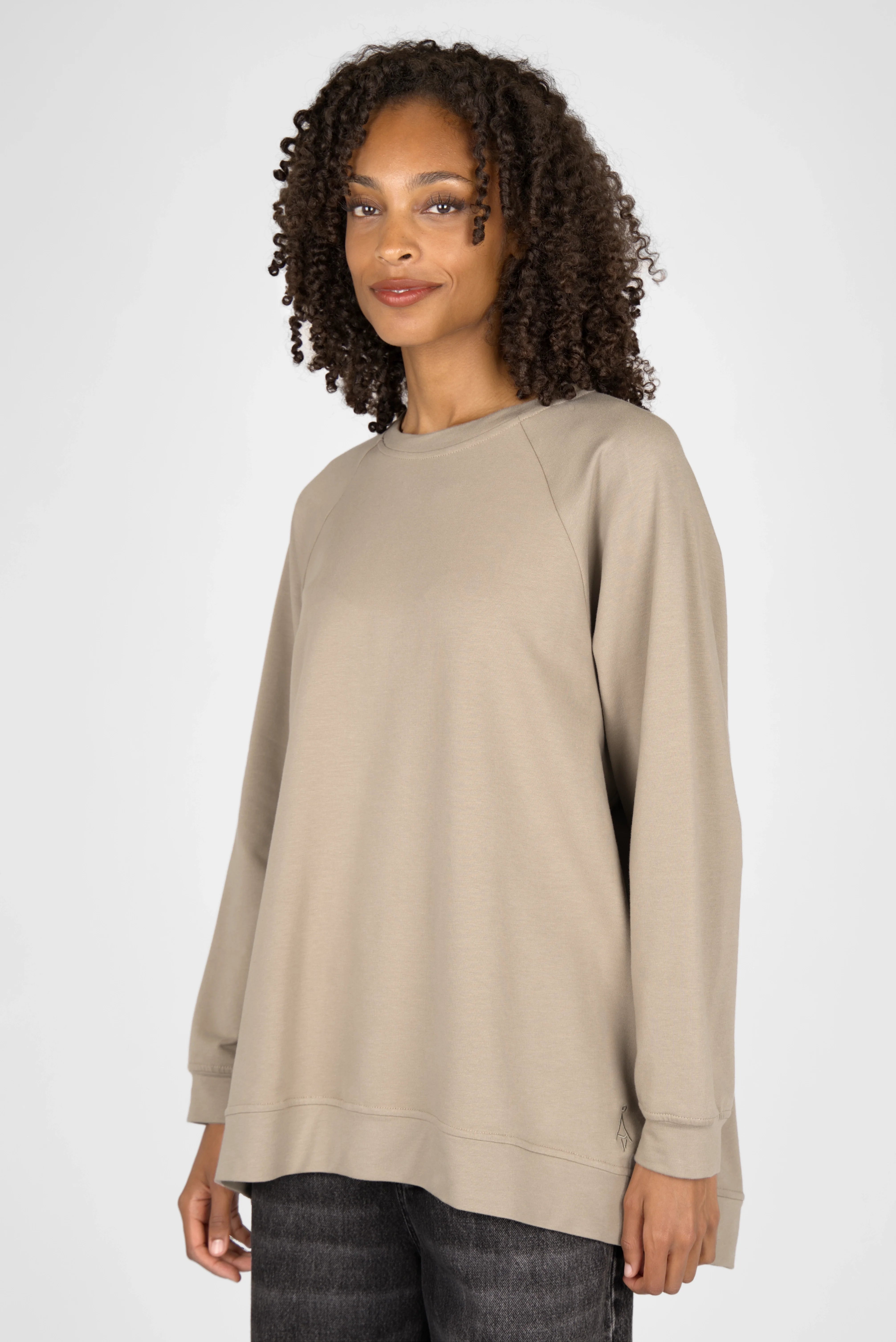 Woman wearing beige GRACEY.K Sweater with round neckline and oversized fit