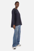 Leichter GRACEY.K Relaxed Sweater mit Rundhalsausschnitt und Raglanärmeln, weiche Sweatqualität, relaxed Fit, abgerundeter Saum und tonaler Logo-Stickerei
