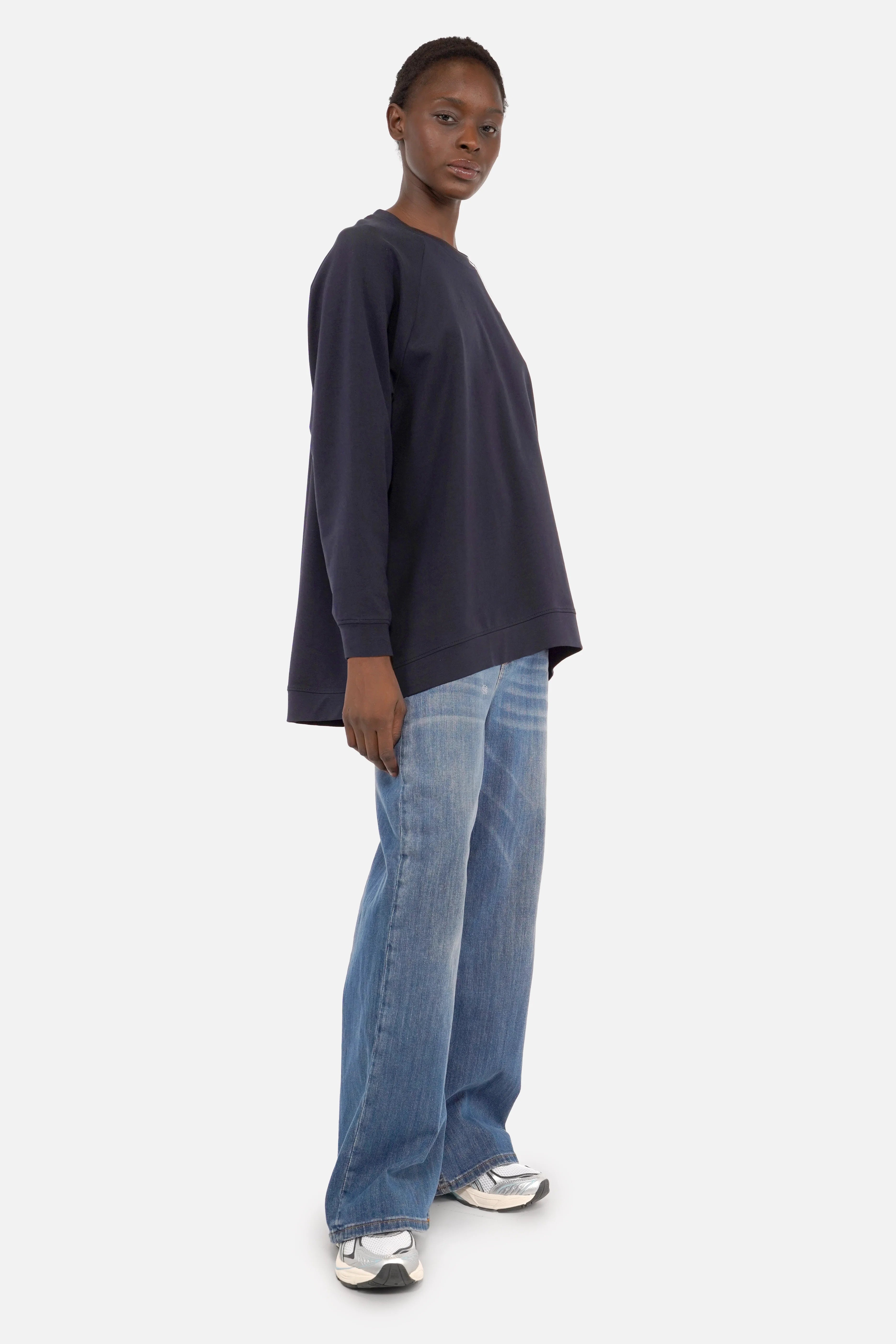 Leichter GRACEY.K Relaxed Sweater mit Rundhalsausschnitt und Raglanärmeln, weiche Sweatqualität, relaxed Fit, abgerundeter Saum und tonaler Logo-Stickerei