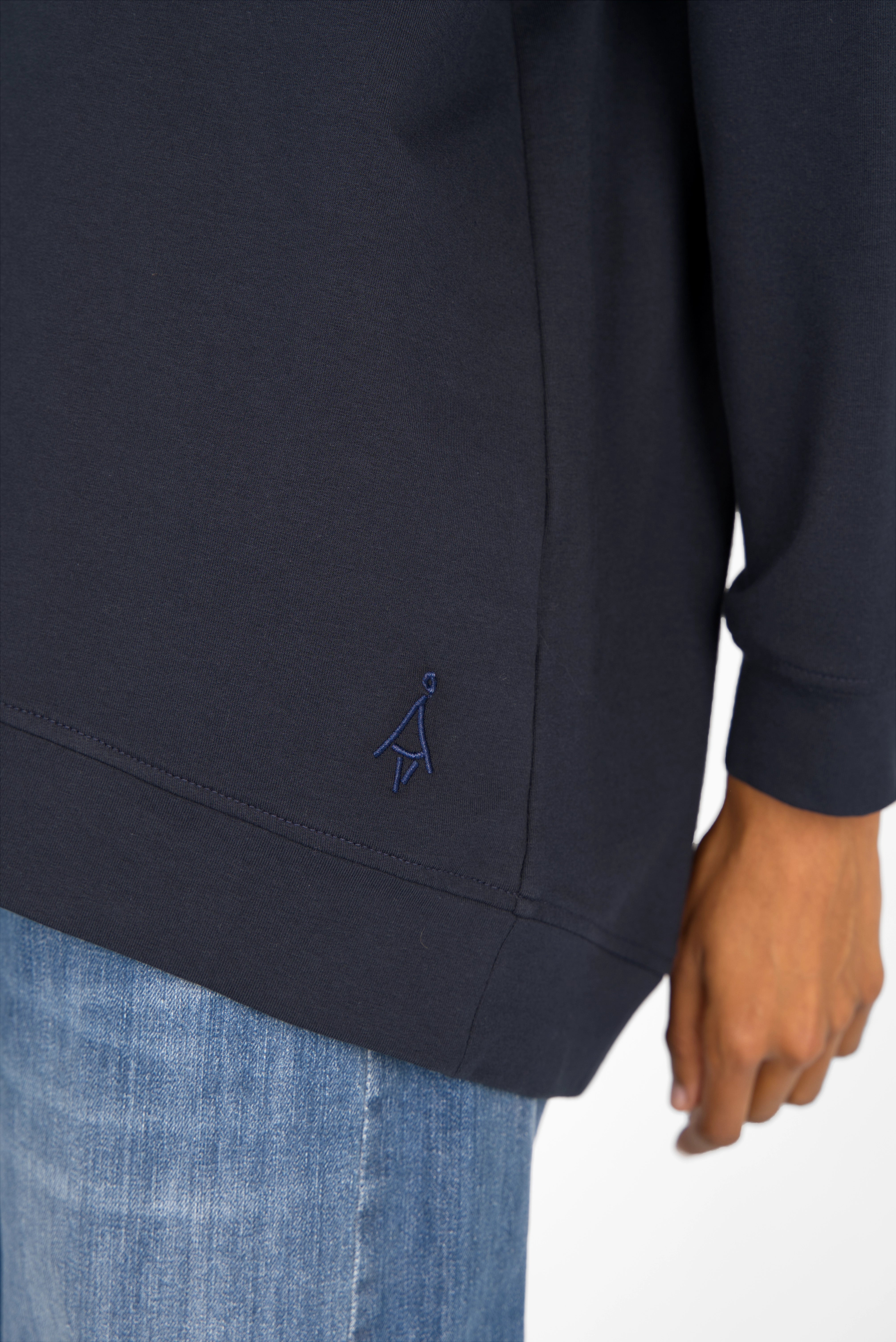 Dunkelblauer GRACEY.K Sweater mit tonaler Logo-Stickerei, A-Linien-Schnitt und abgerundetem Saum in Oversize-Passform.