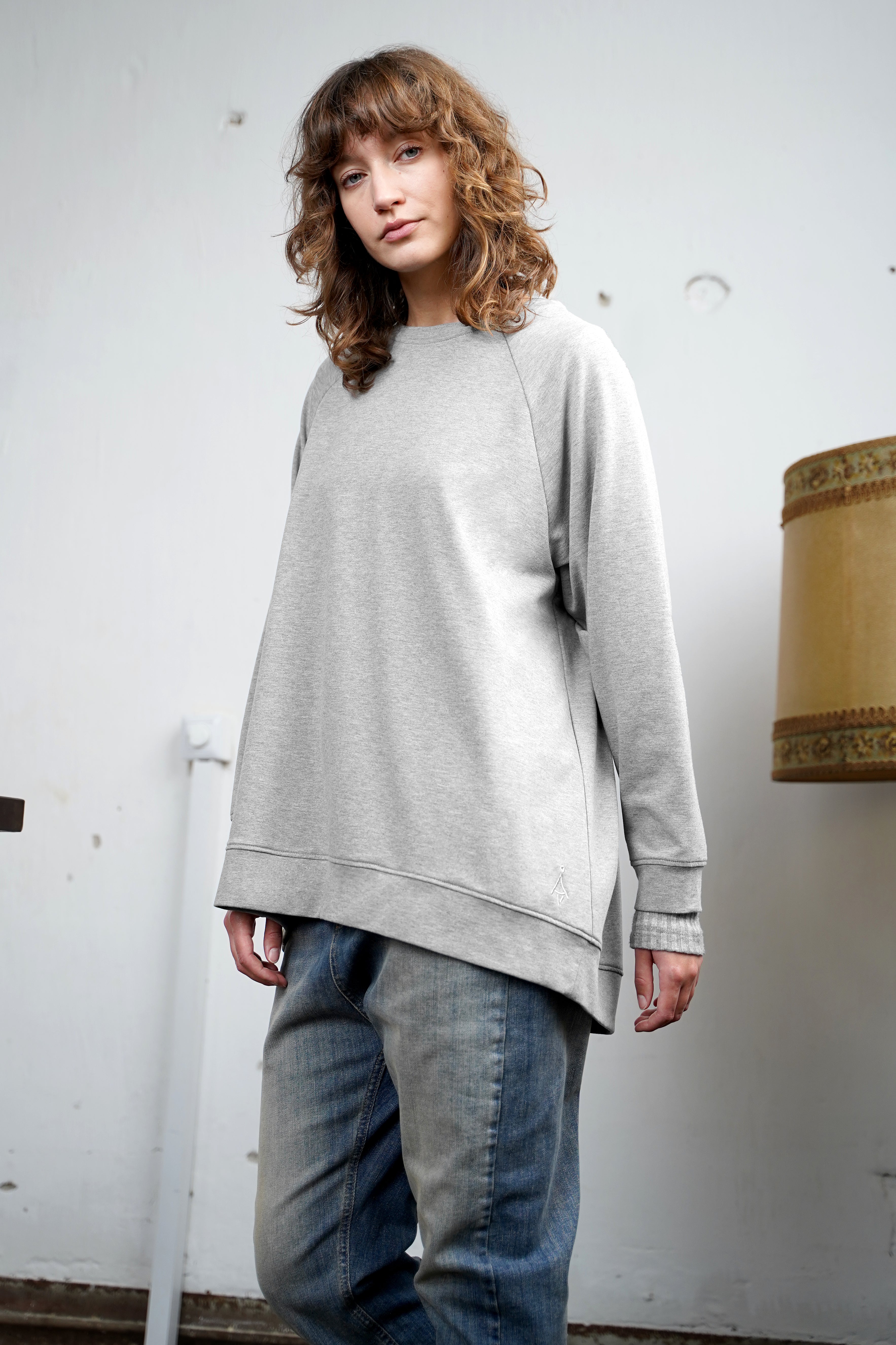 Grauer GRACEY.K Sweater mit A-Linie, Raglanärmeln und oversized Passform, getragen von Frau