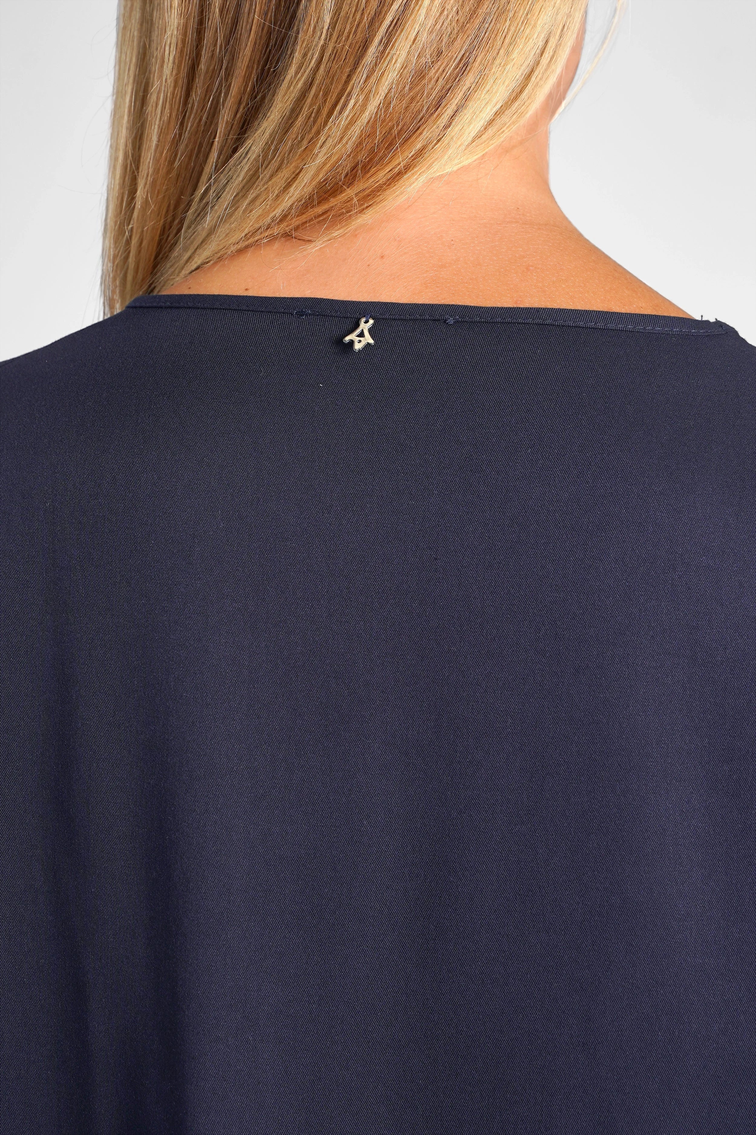 Dunkelblaue GRETA.K V-Neck Bluse aus luftiger Viskose mit leichtem Ballonärmel und V-Ausschnitt, rückseitige Nahaufnahme