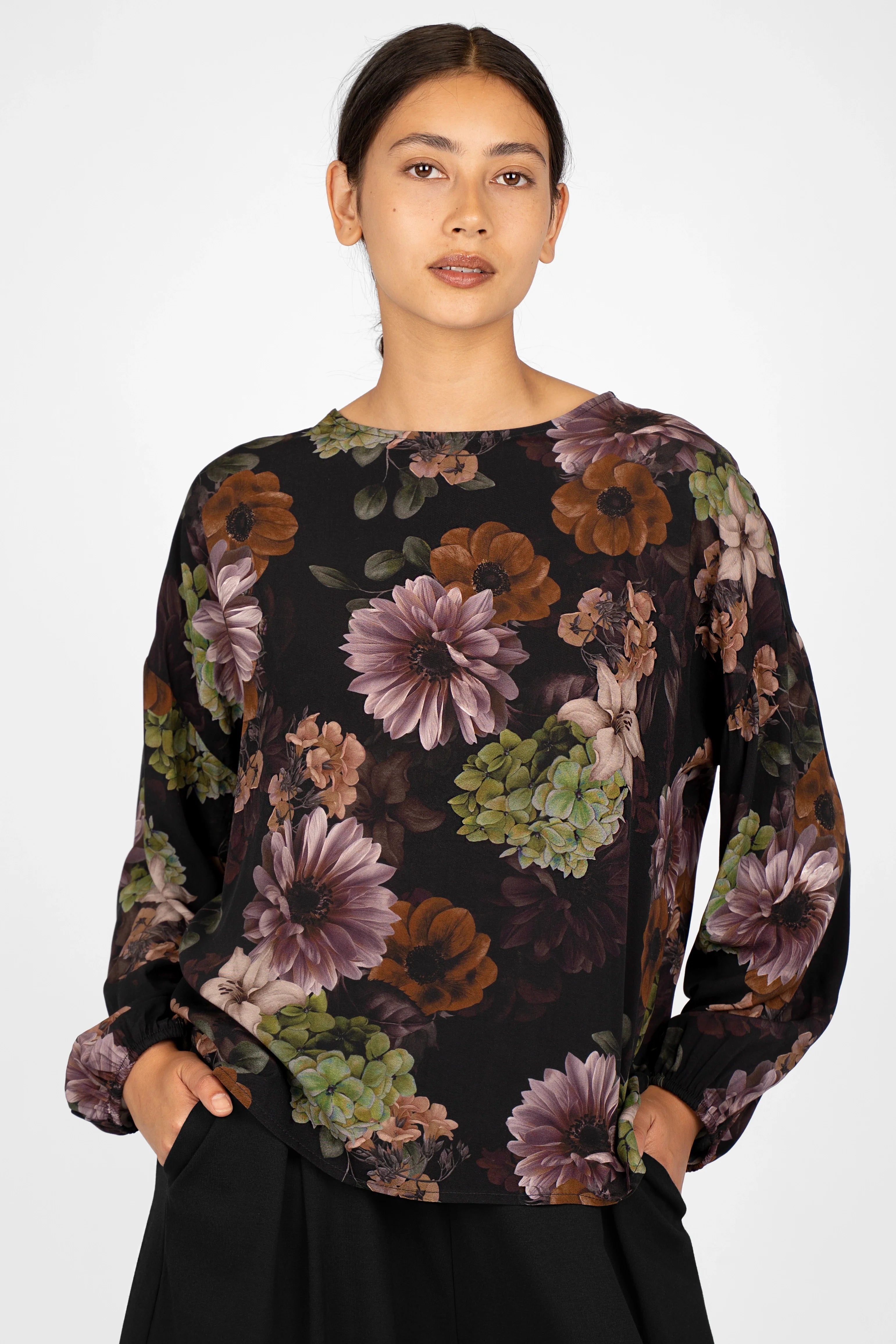 GRETA.K Bluse lightweight floral print blouse with round neck and balloon sleeves in black and autumn tones