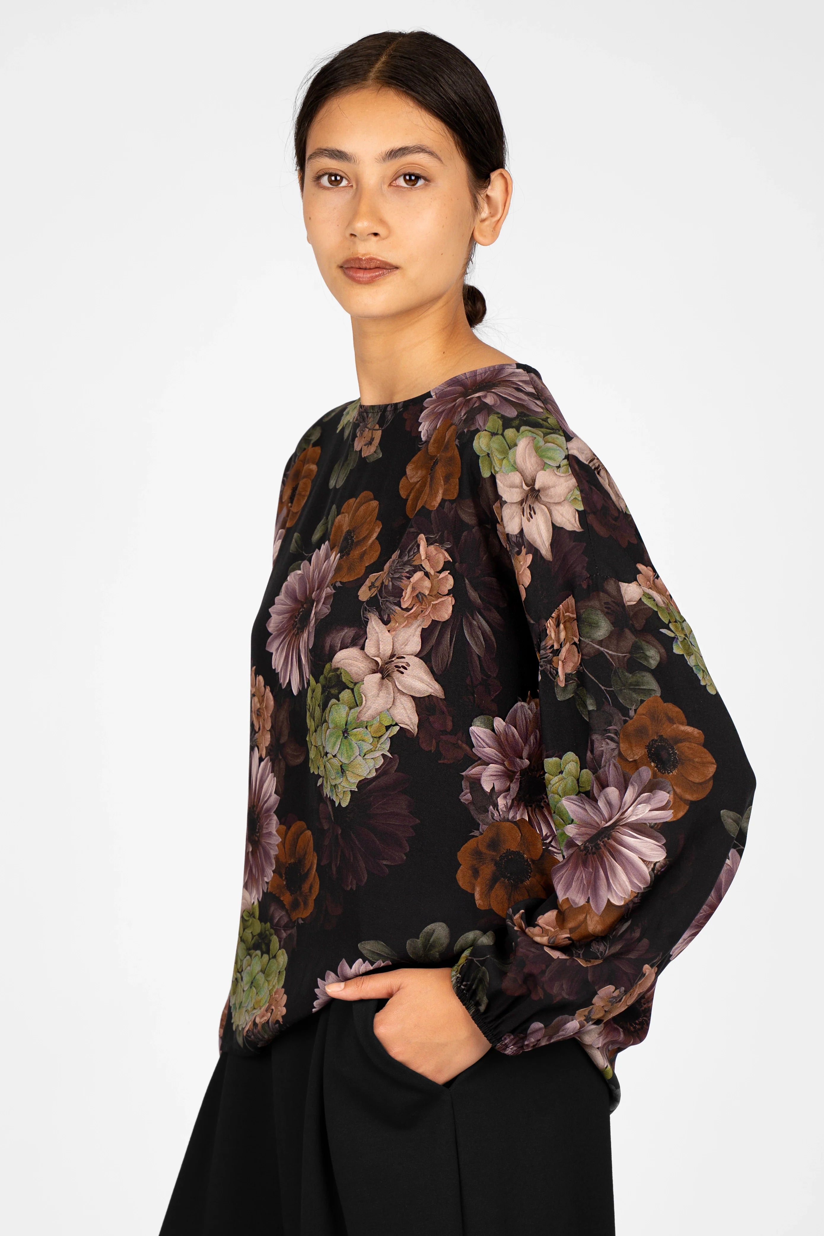 Woman wearing GRETA.K Bluse black blouse with allover floral print and lightweight balloon sleeves