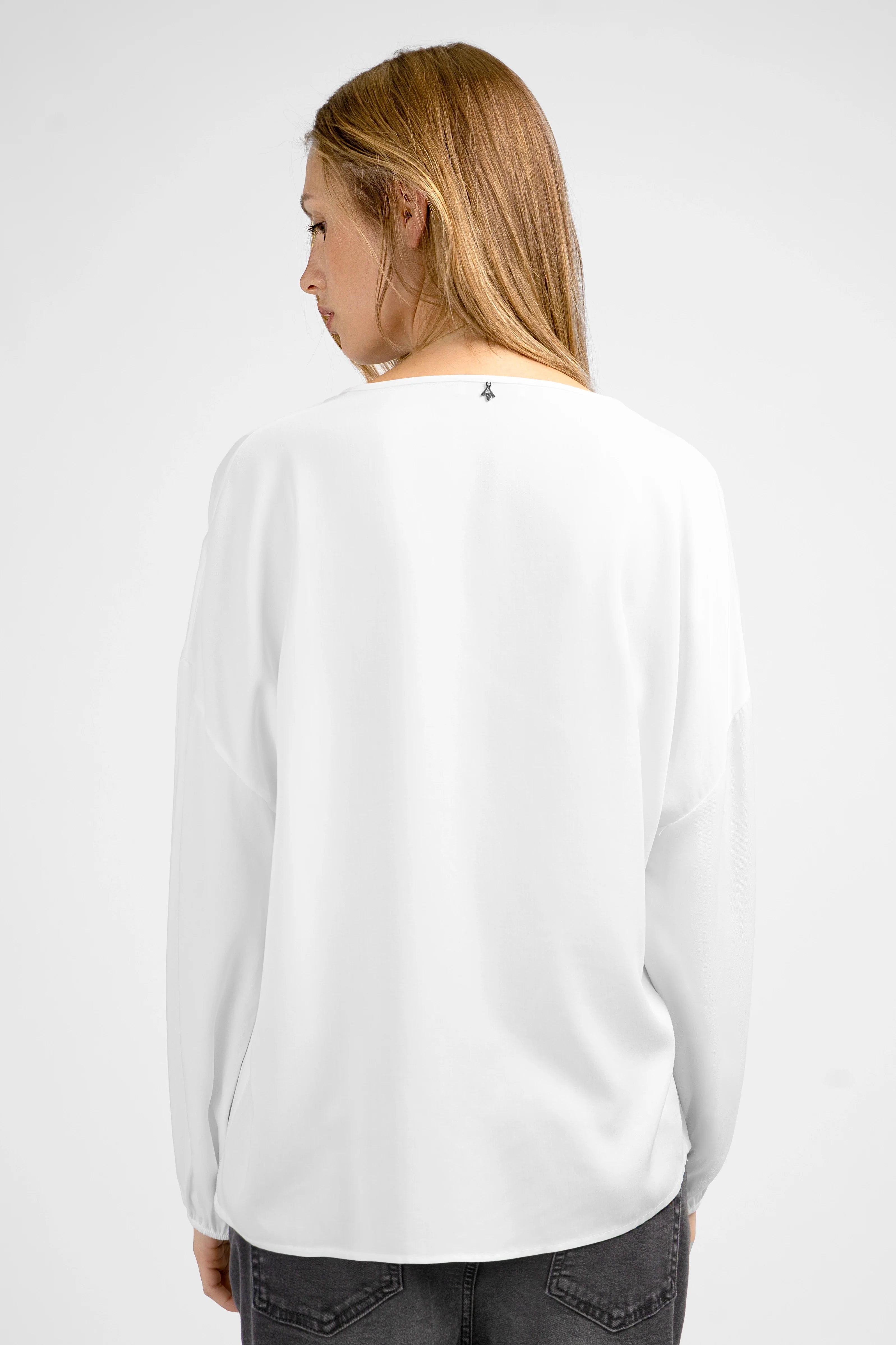 Damen GRETA.K V-Neck Bluse aus leichter Viskose mit Ballonärmeln in Weiß, Rückansicht