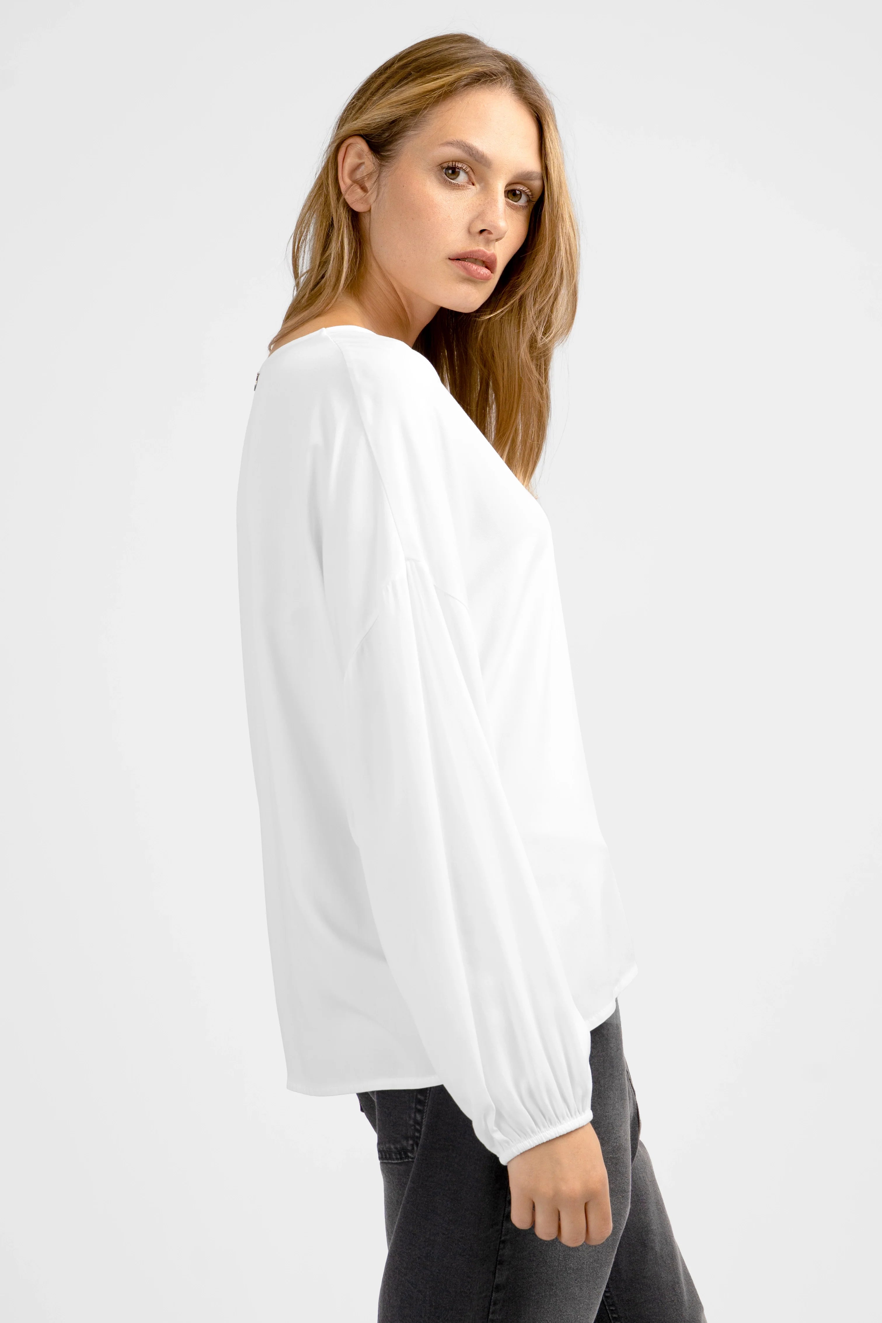 Damen GRETA.K V-Neck Bluse aus leichter Viskose mit V-Ausschnitt und Ballonärmeln, locker fallend und bequem