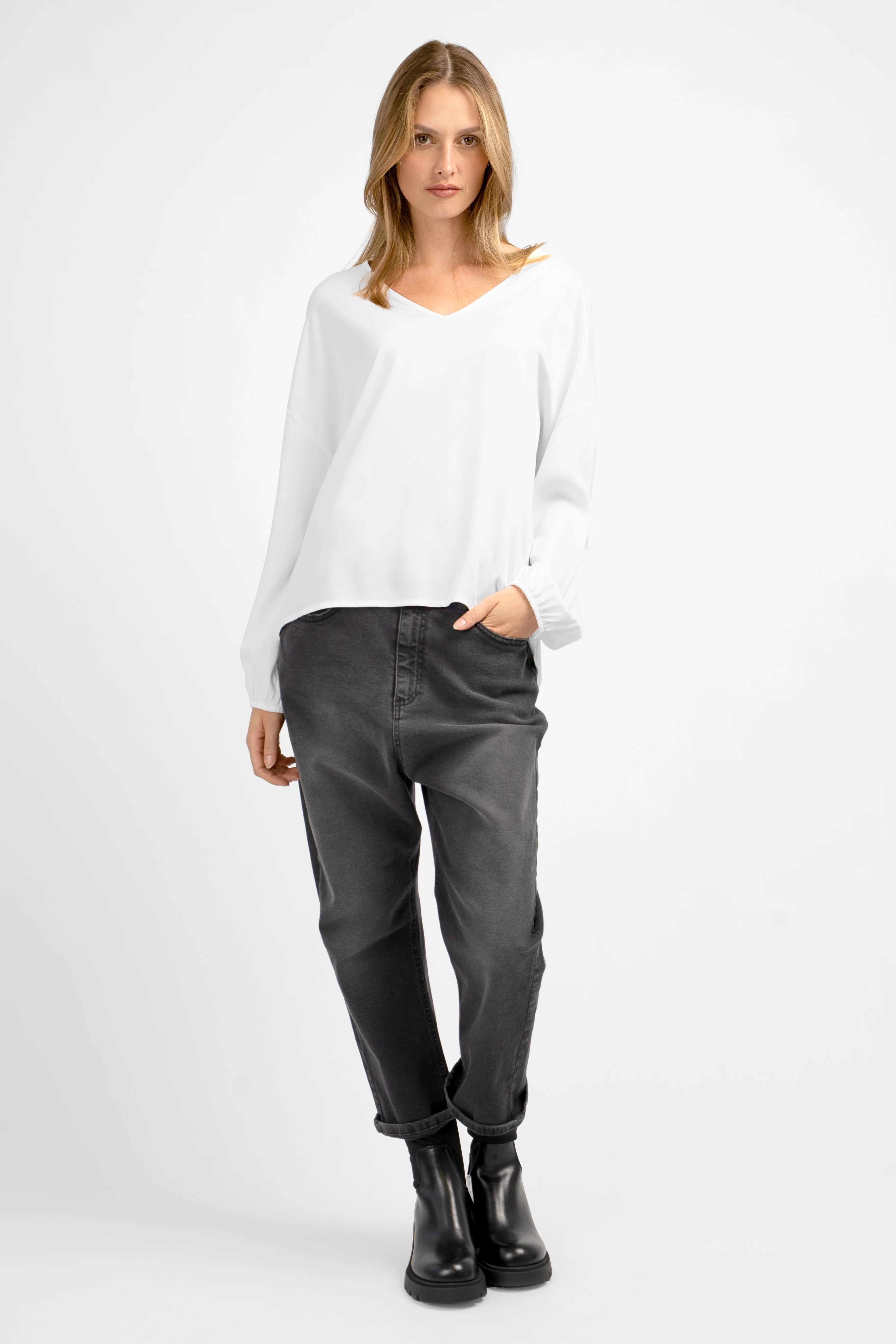 Damen GRETA.K V-Neck Bluse aus leichter Viskose mit V-Ausschnitt und Ballonärmeln in Weiß