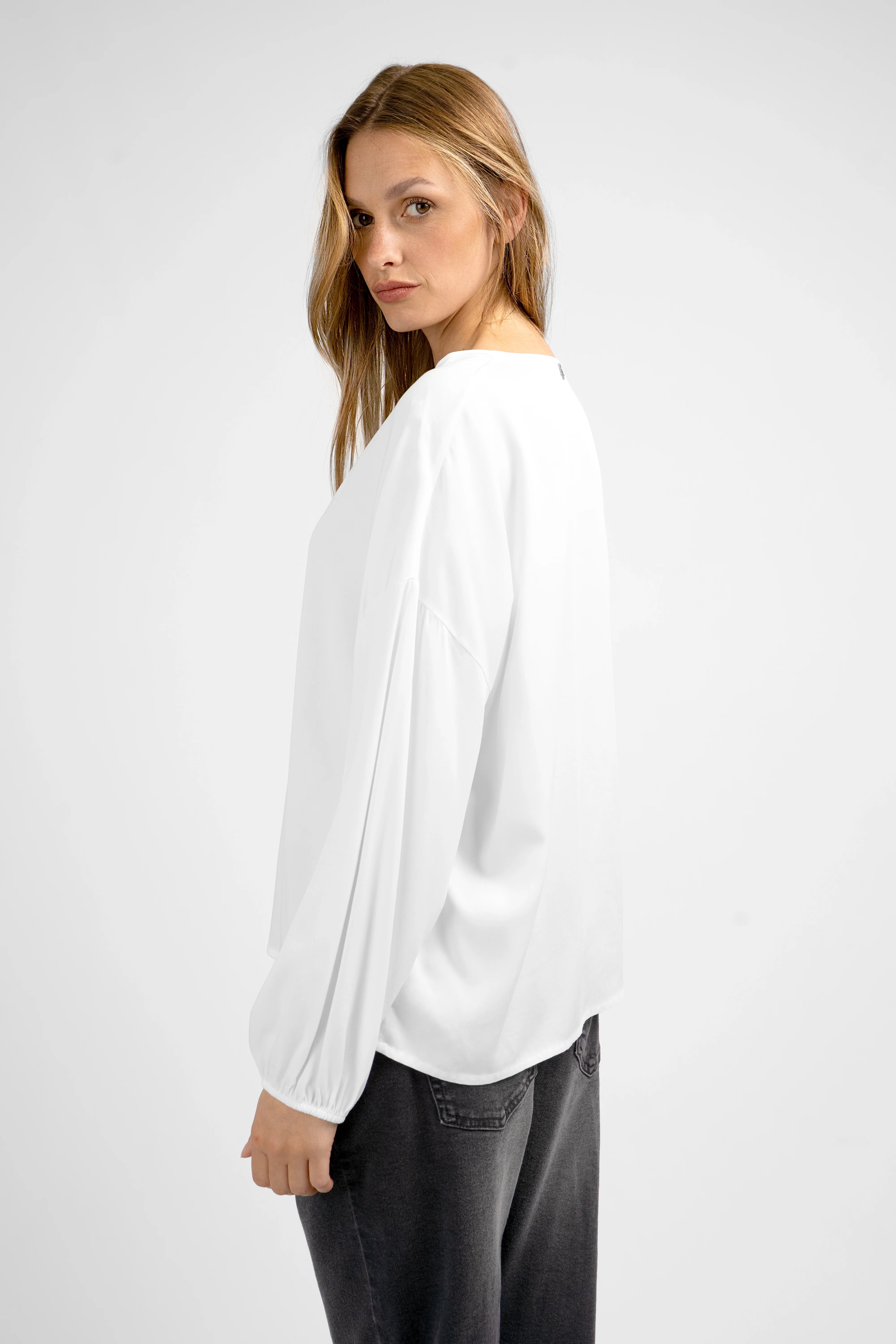 Weiße GRETA.K V-Neck Bluse aus leichter Viskose mit Ballonärmeln, Rücklänge ca. 60 cm in Größe S