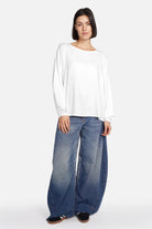 Locker geschnittene GRETA.K Bluse aus weicher Twill Viskose mit Rundhalsausschnitt und elastischen Ärmeln