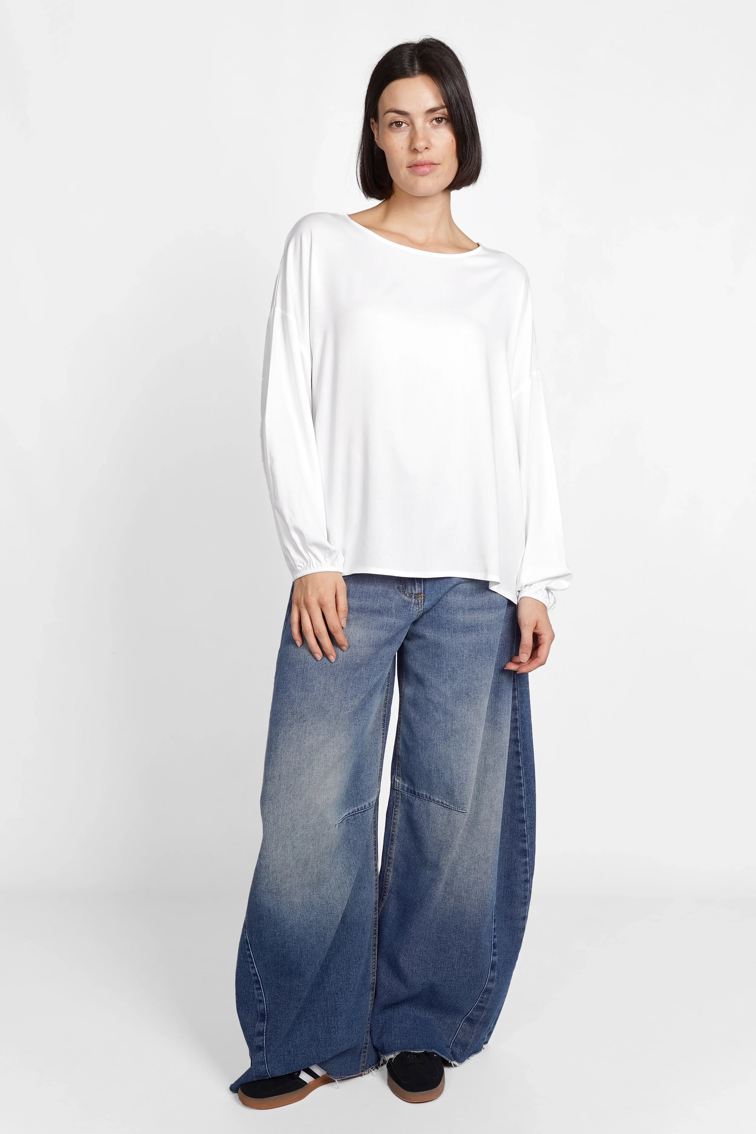 Lockere weiße GRETA.K Bluse mit Rundhalsausschnitt, überschnittenen Schultern und langen Ärmeln mit elastischen Bündchen