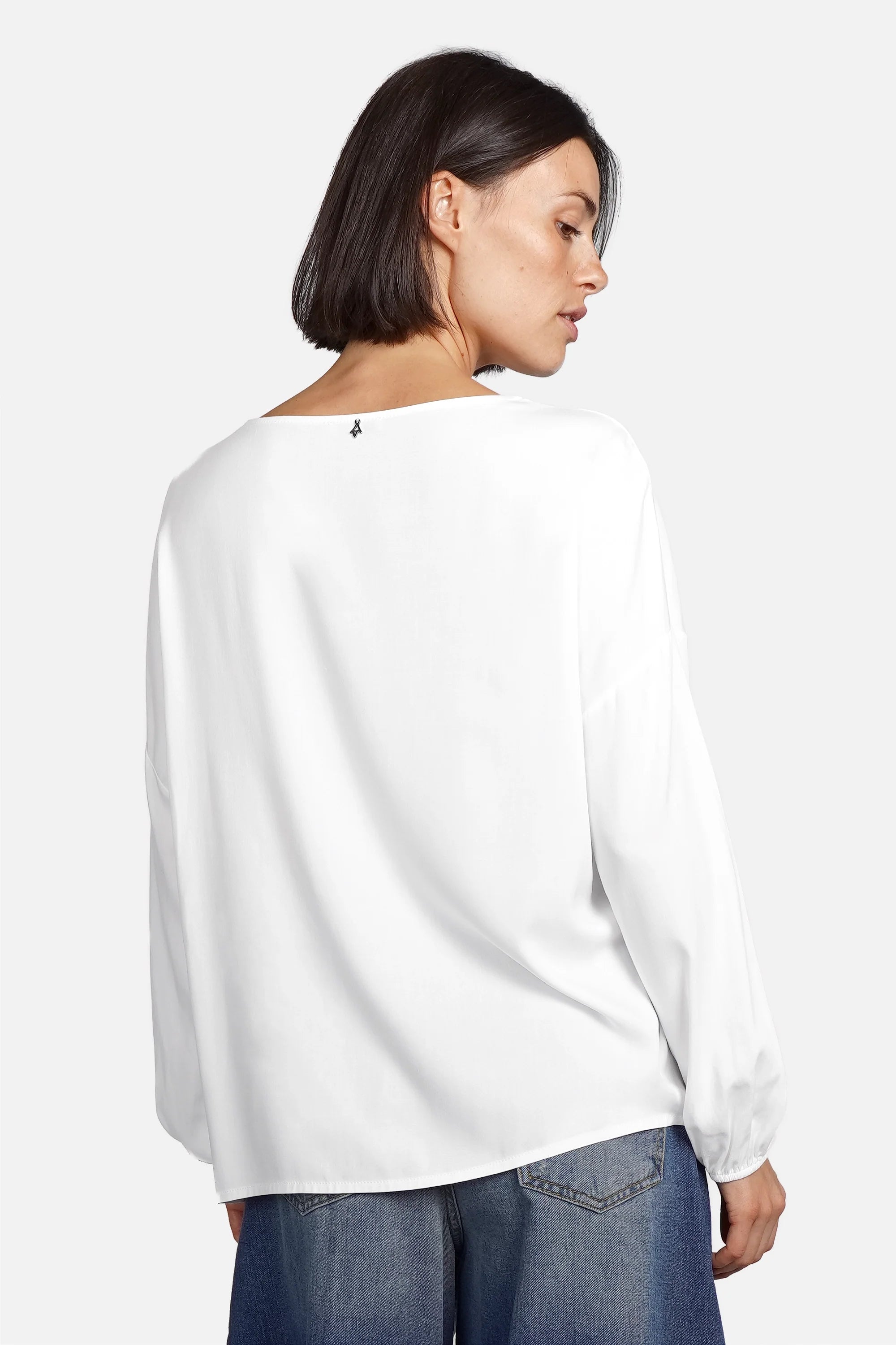 Locker geschnittene GRETA.K Bluse aus weicher Twill Viskose mit Rundhalsausschnitt und langen Ärmeln