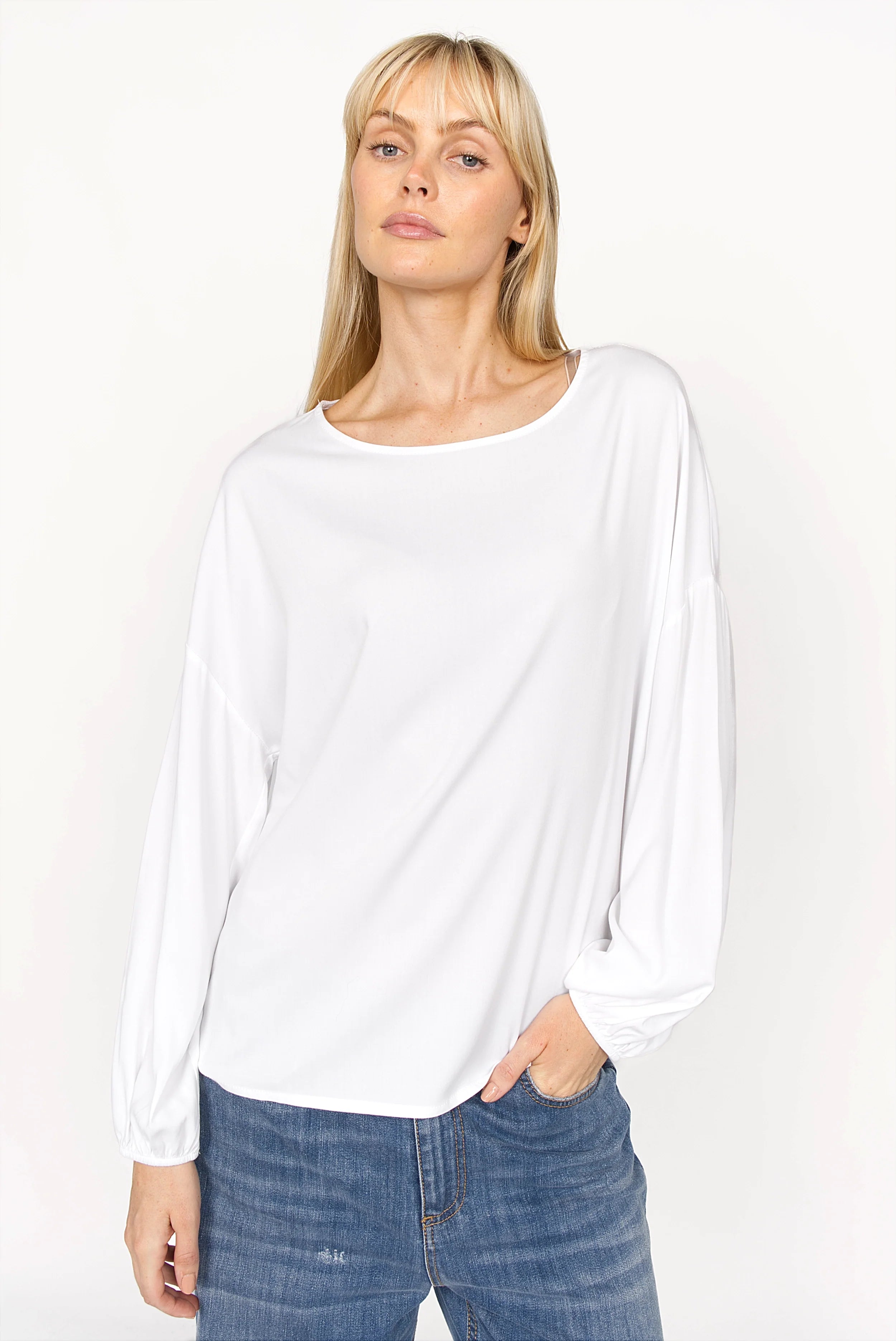Weiß lockere GRETA.K Bluse aus Twill Viskose mit Rundhalsausschnitt und elastischen Ärmelabschlüssen